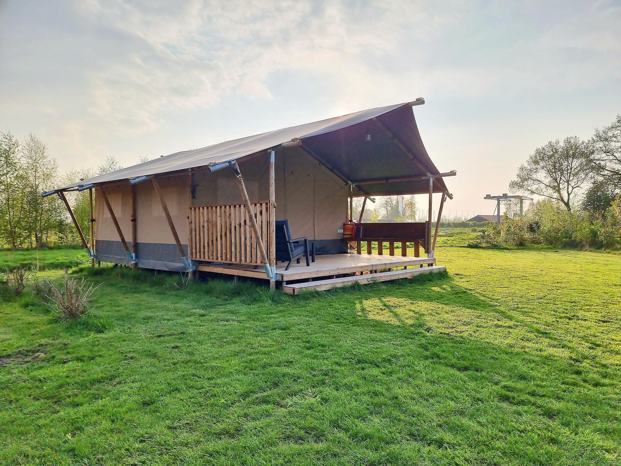 De buitenkant van Luxe glamping met badkamer 3 in De Veenhoop