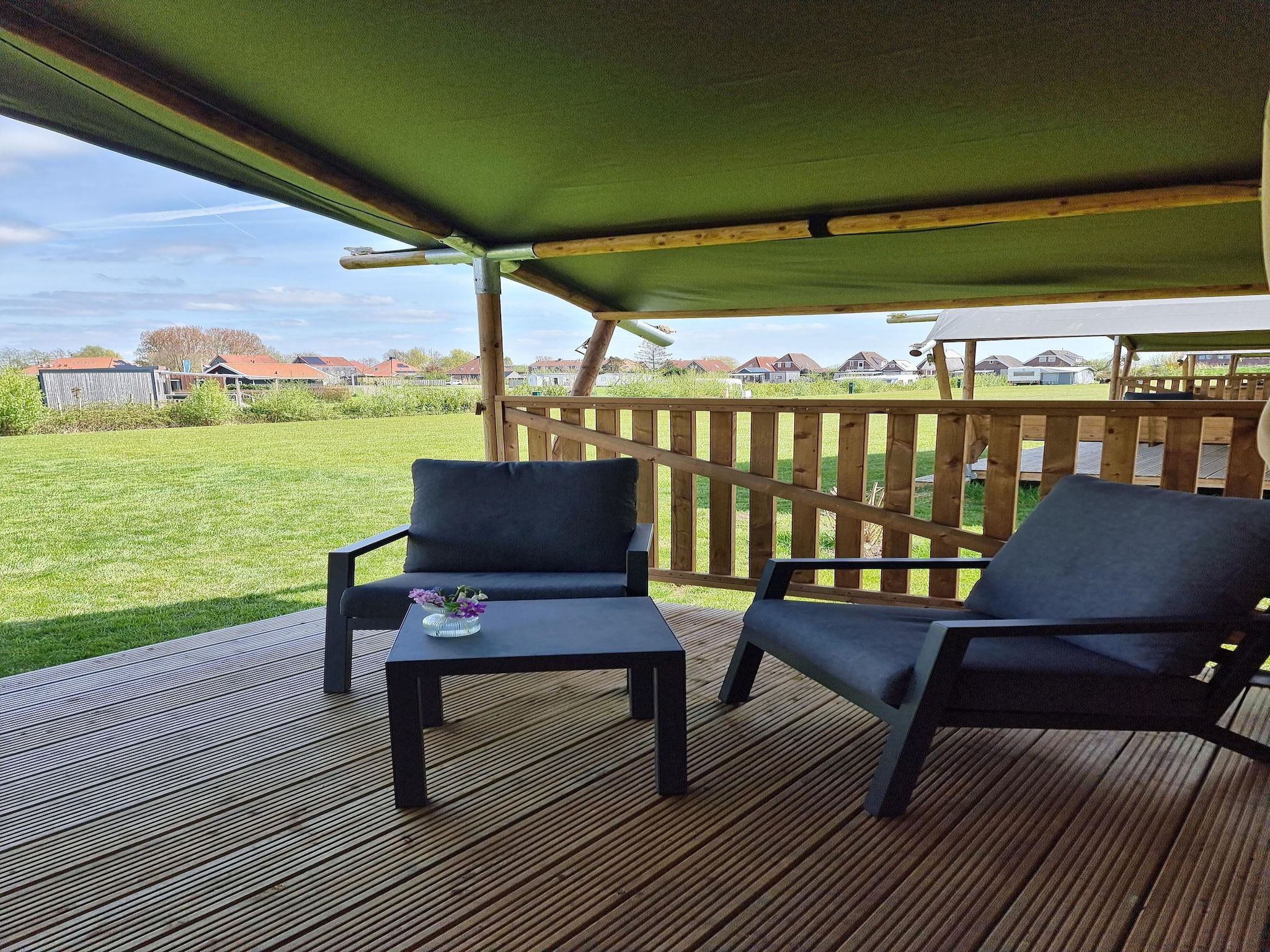 Het terras van Luxe glamping met badkamer 3 in De Veenhoop