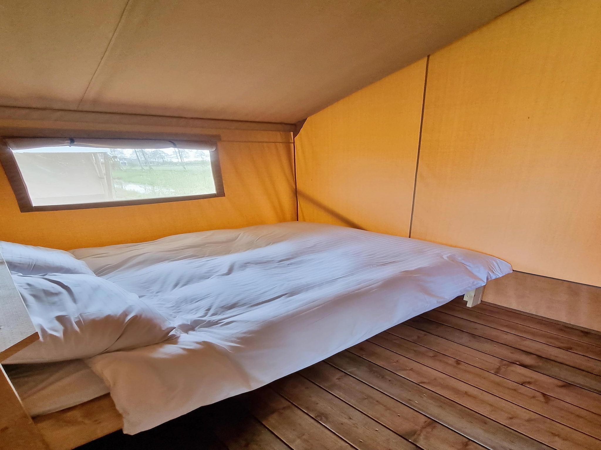 Een slaapkamer van Luxe glamping met badkamer 3 in De Veenhoop
