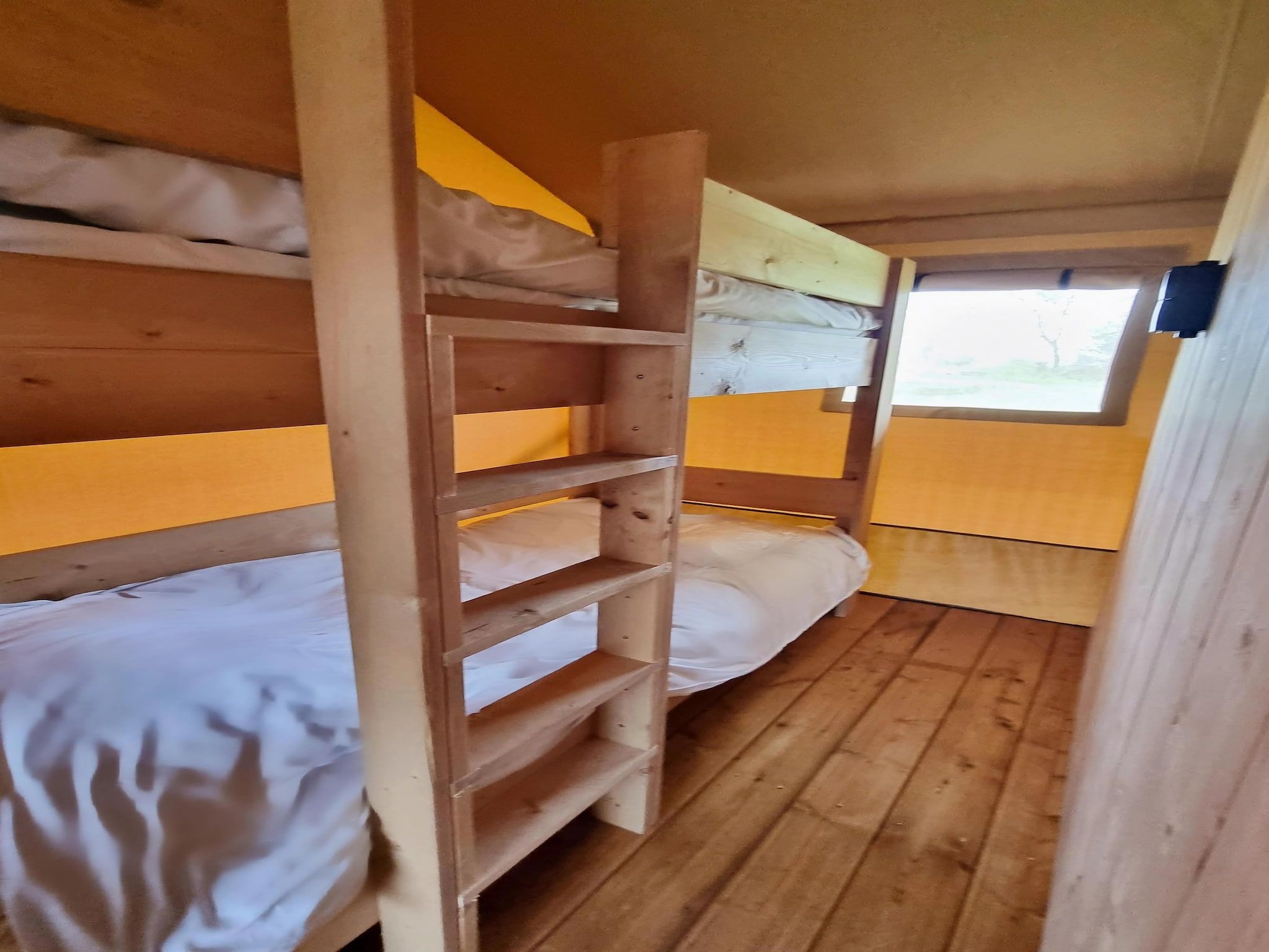 Een slaapkamer van Luxe glamping met badkamer 3 in De Veenhoop