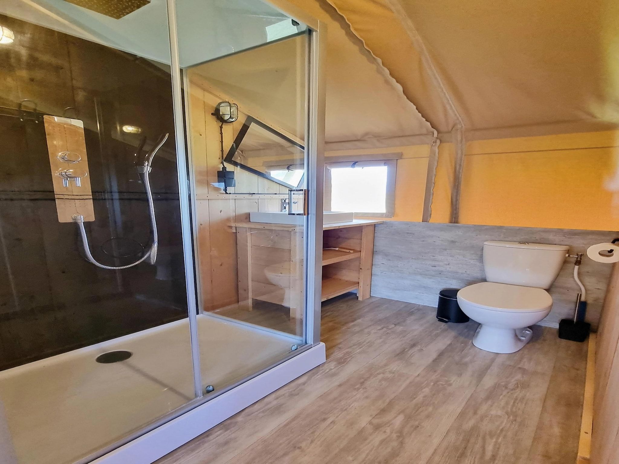De badkamer van Luxe glamping met badkamer 3 in De Veenhoop