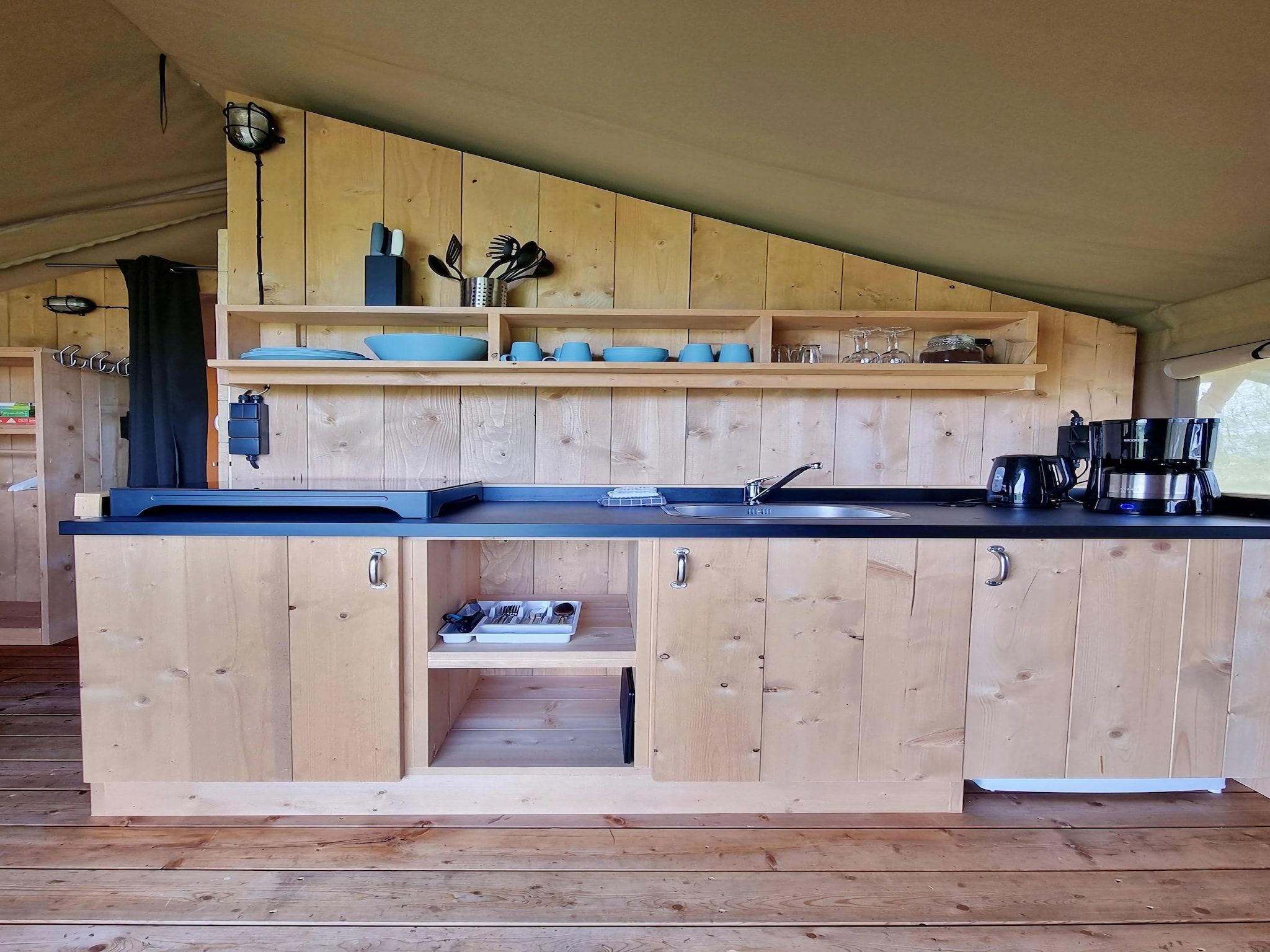 De keuken van Luxe glamping met badkamer 3 in De Veenhoop