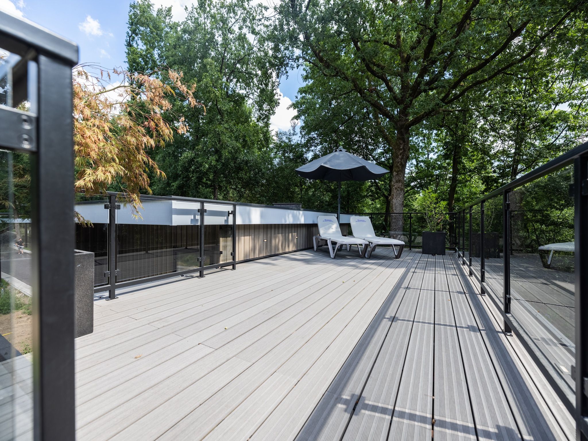 Het terras van Vakantiepark De Rimboe & De Woeste Hoogte 40 in Hoenderloo