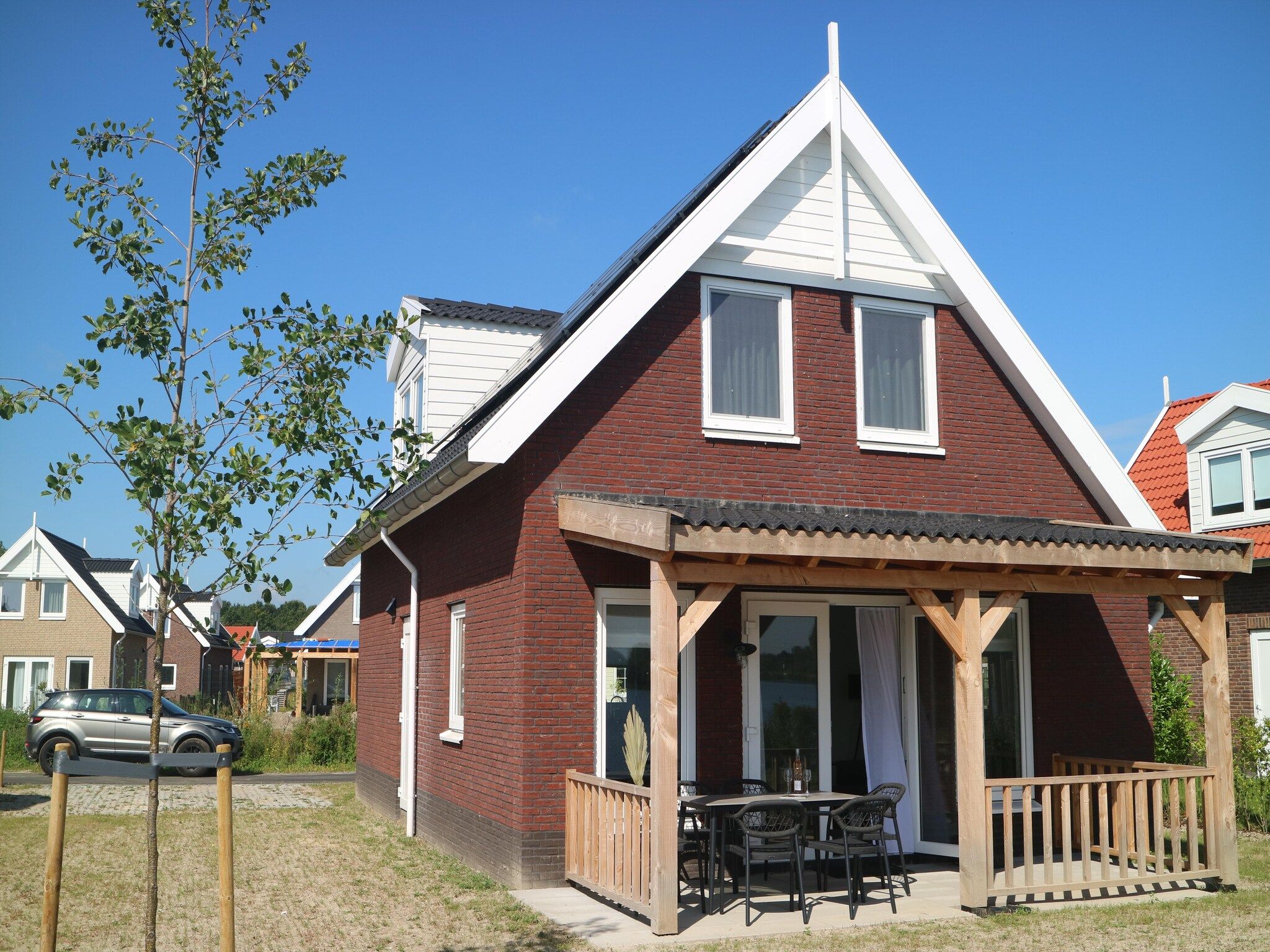 De buitenkant van Lake view villa met zwem- vissteiger in Simonshaven