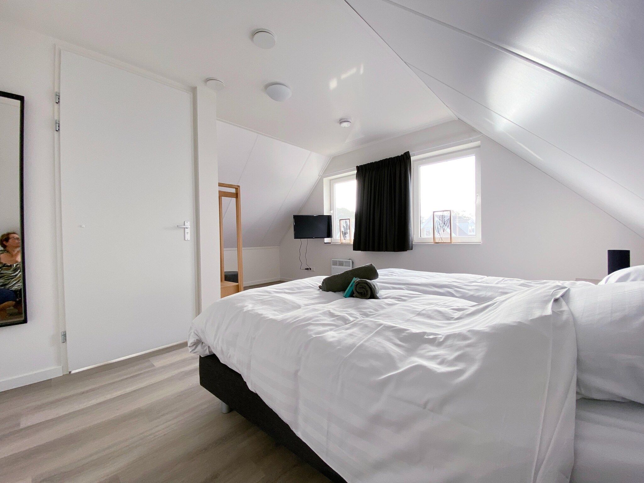 Een slaapkamer van Lake view villa met zwem- vissteiger in Simonshaven