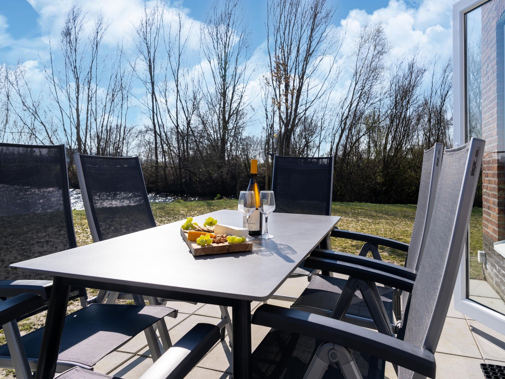Het terras van Kuifduiker 138c in Simonshaven