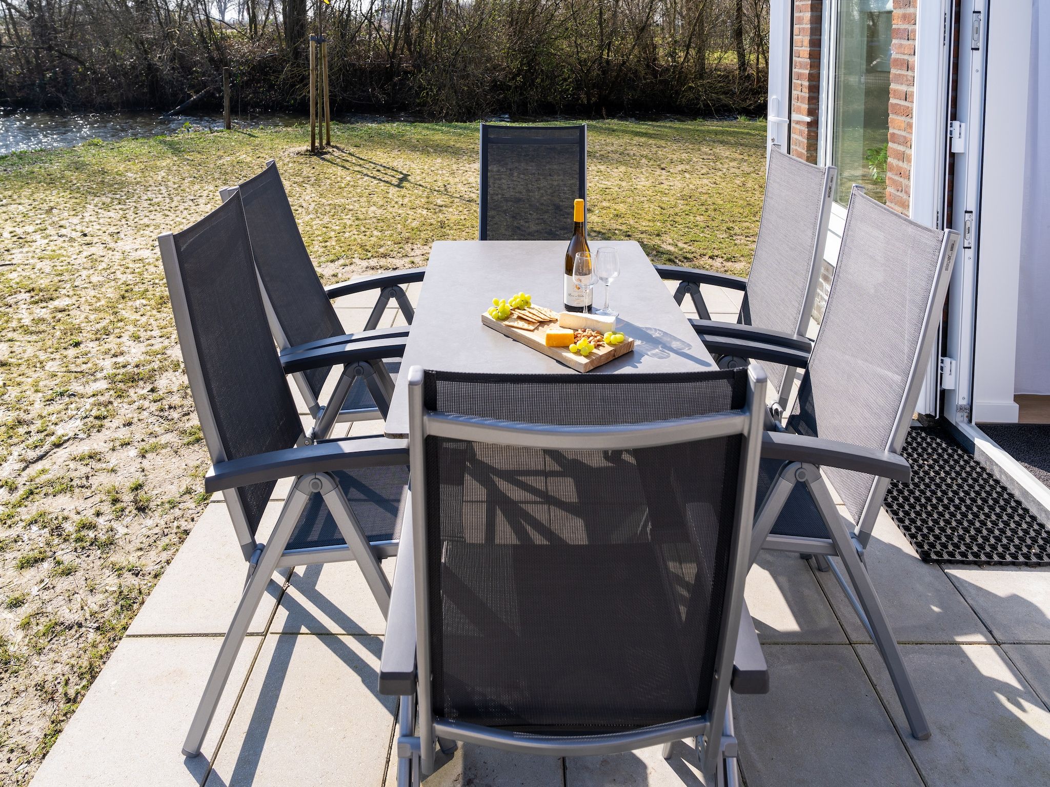 Het terras van Kuifduiker 138c in Simonshaven