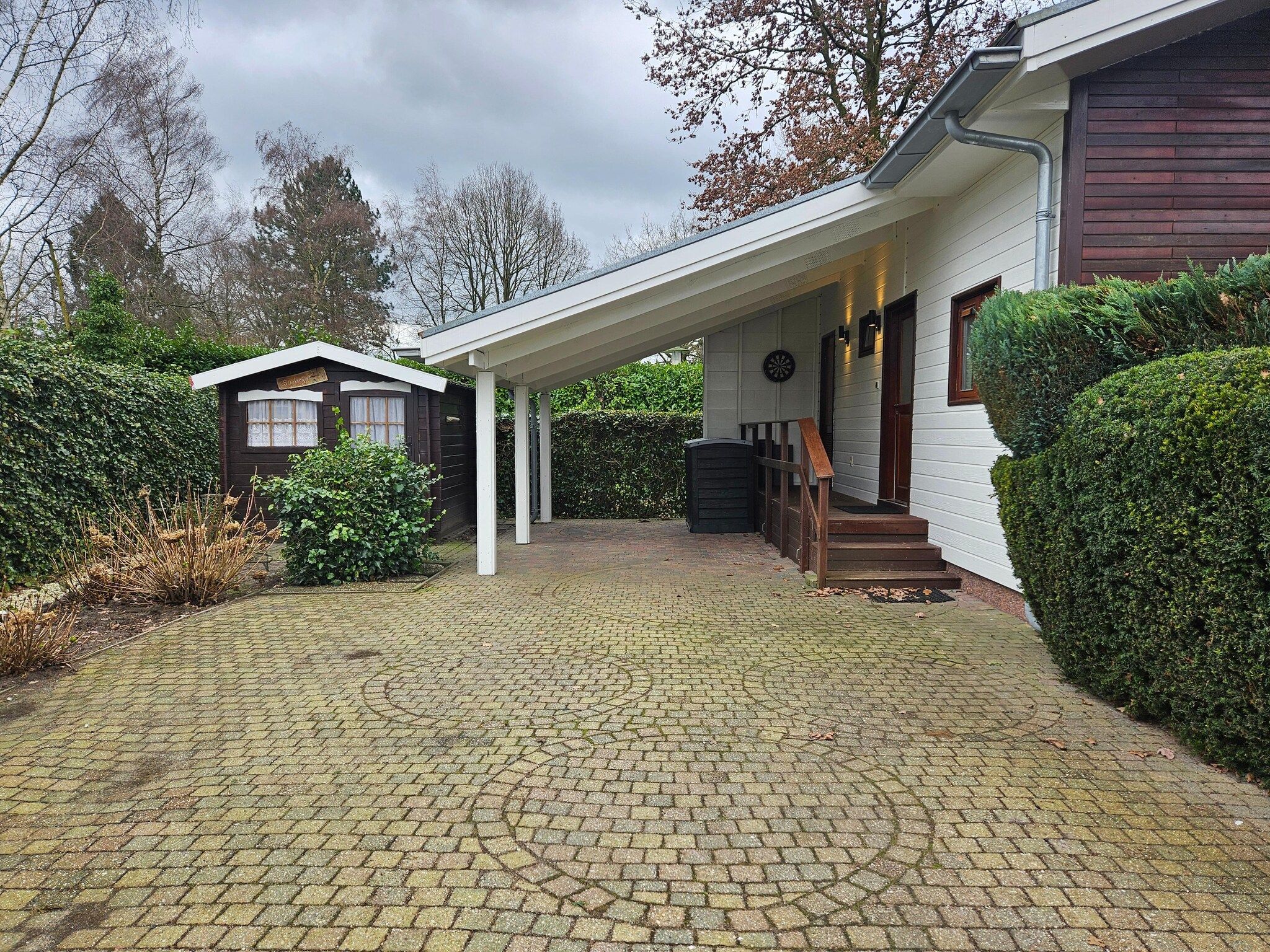Het terras van Chalet Kieftveen Voorthuizen II 4 pax -817 in Voorthuizen