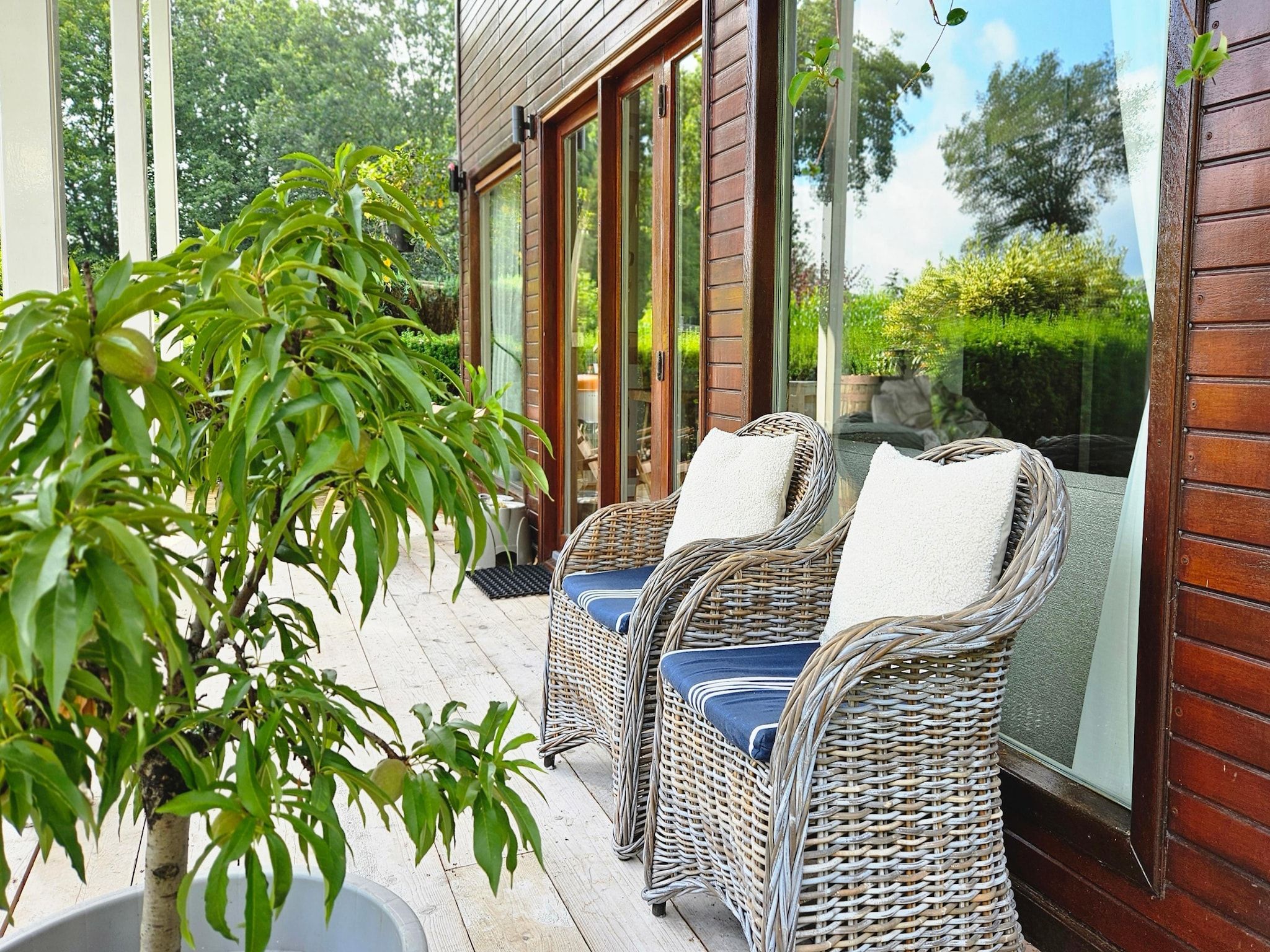 Het terras van Chalet Kieftveen Voorthuizen II 4 pax -817 in Voorthuizen