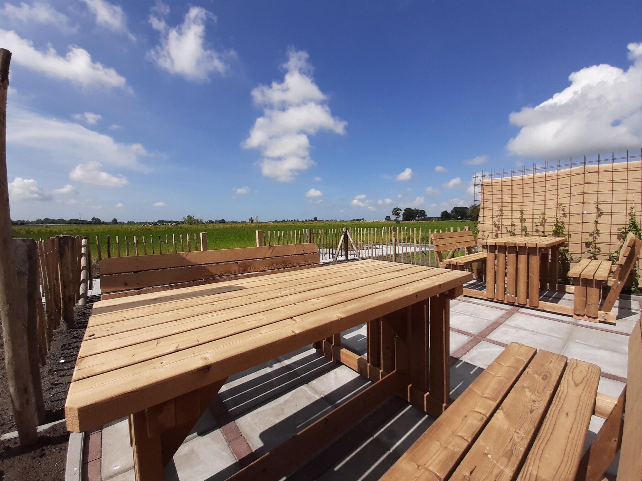 Het terras van Friese Villa - 6 persoons met sloep optioneel bij te boeken in Leons