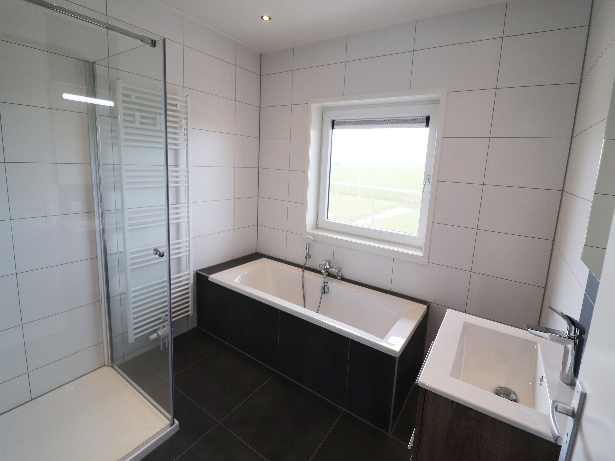 De badkamer van Friese Villa - 6 persoons met sloep optioneel bij te boeken in Leons