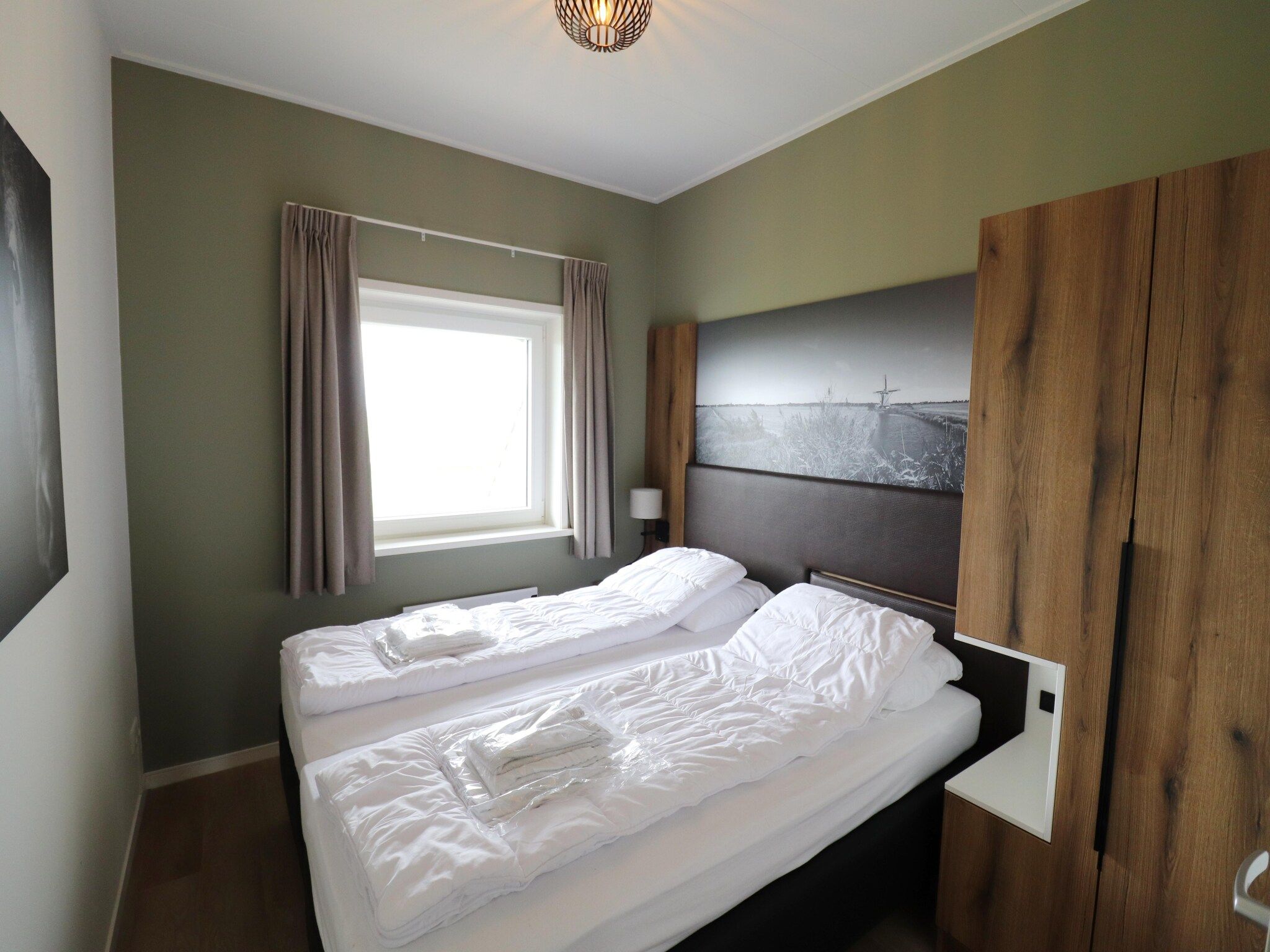 Een slaapkamer van Friese Villa - 6 persoons met sloep optioneel bij te boeken in Leons