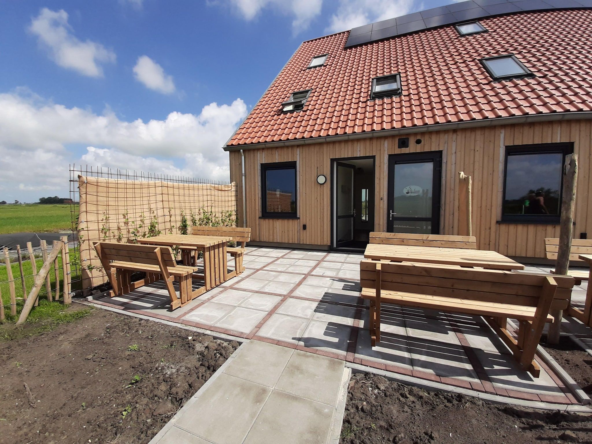 De buitenkant van Friese Villa 6 pers met sloep optioneel bij te boeken in Leons