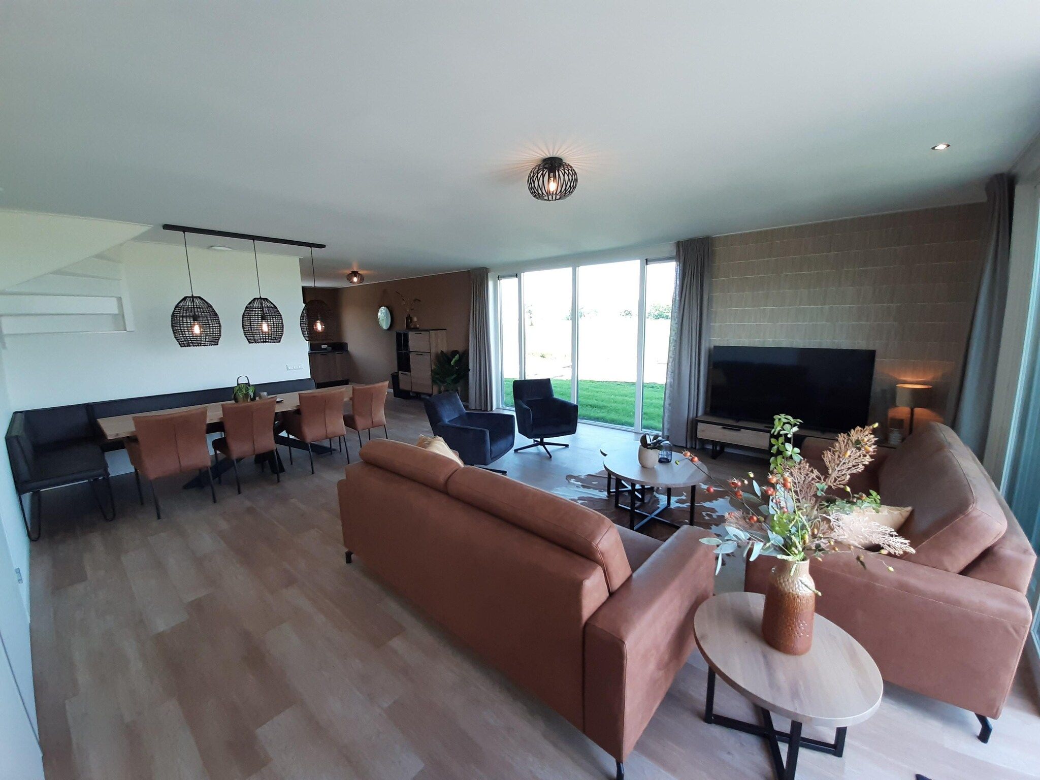 De woonkamer van Friese Villa 6 pers met sloep optioneel bij te boeken in Leons