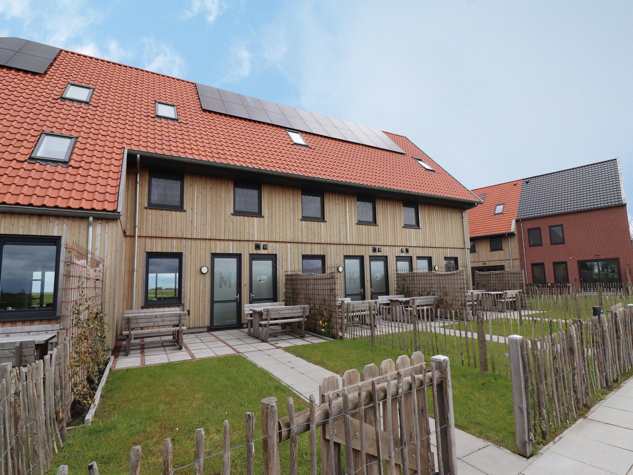 De buitenkant van Friese Villa 6 pers met sloep optioneel bij te boeken in Leons