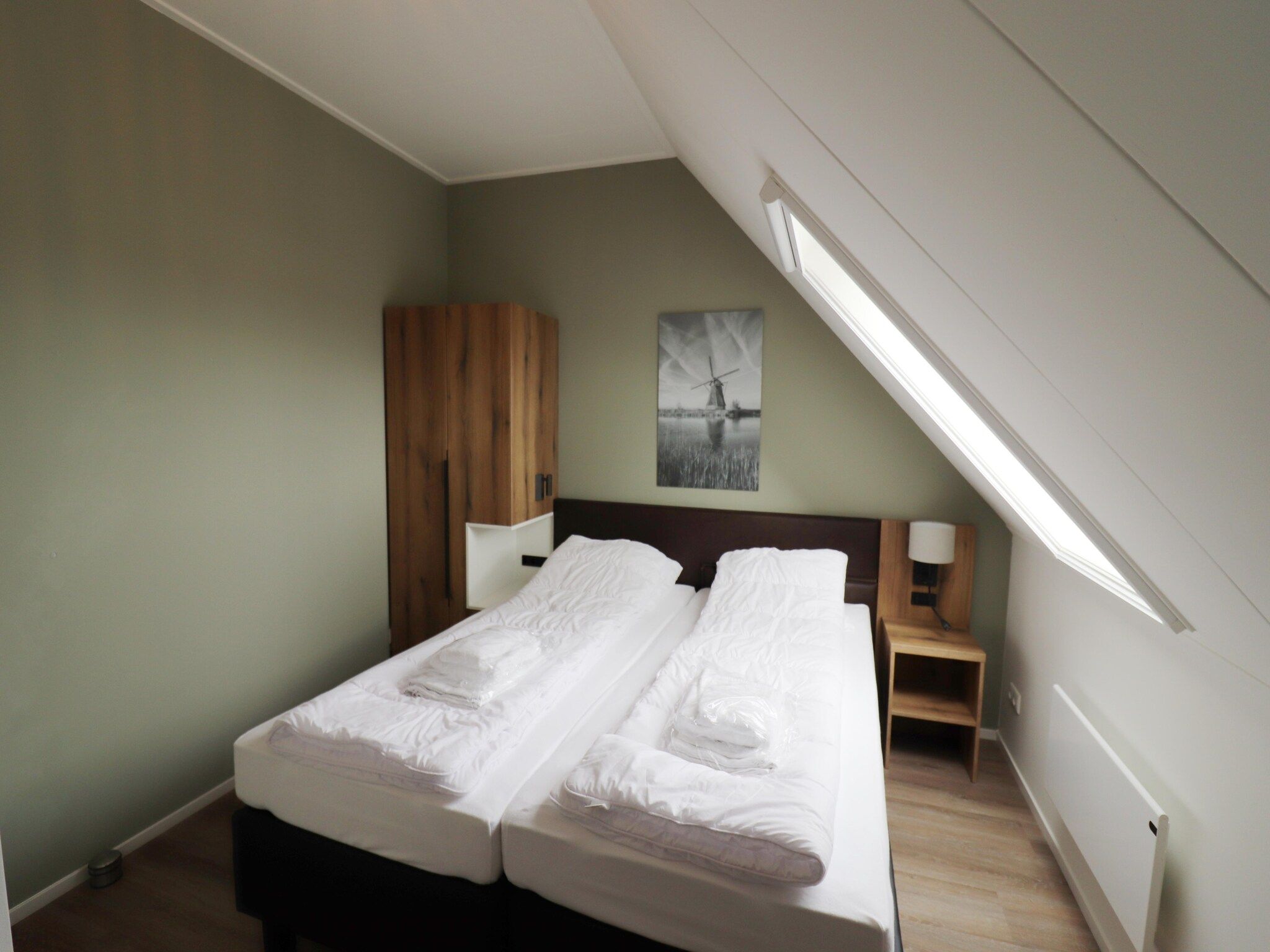 Een slaapkamer van Friese Villa 6 pers met sloep optioneel bij te boeken in Leons