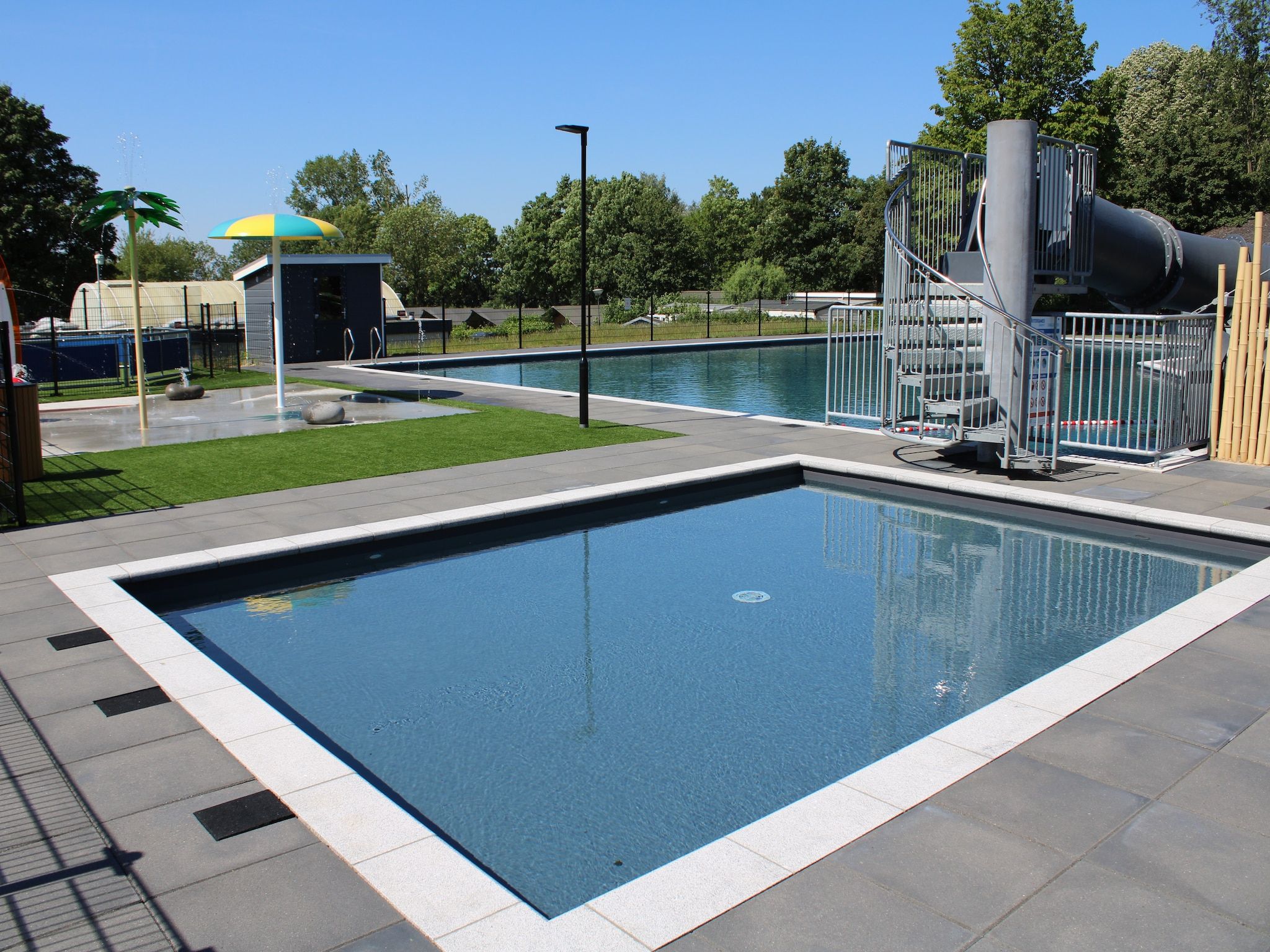 Parkfaciliteiten bij Recreatiepark Rhederlaagse Meren 21 in Lathum