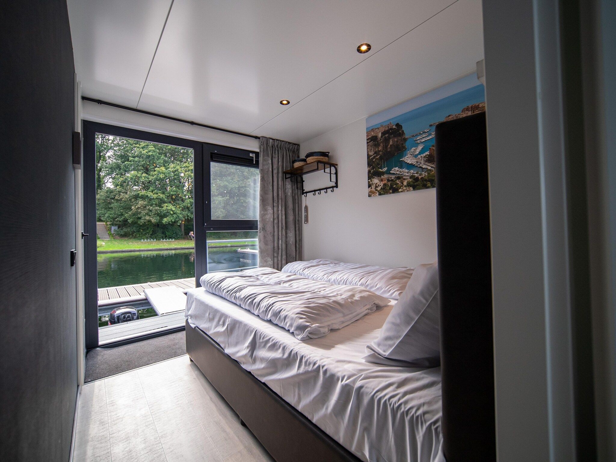 Een slaapkamer van Houseboat Marina Mookerplas 2 in Middelaar