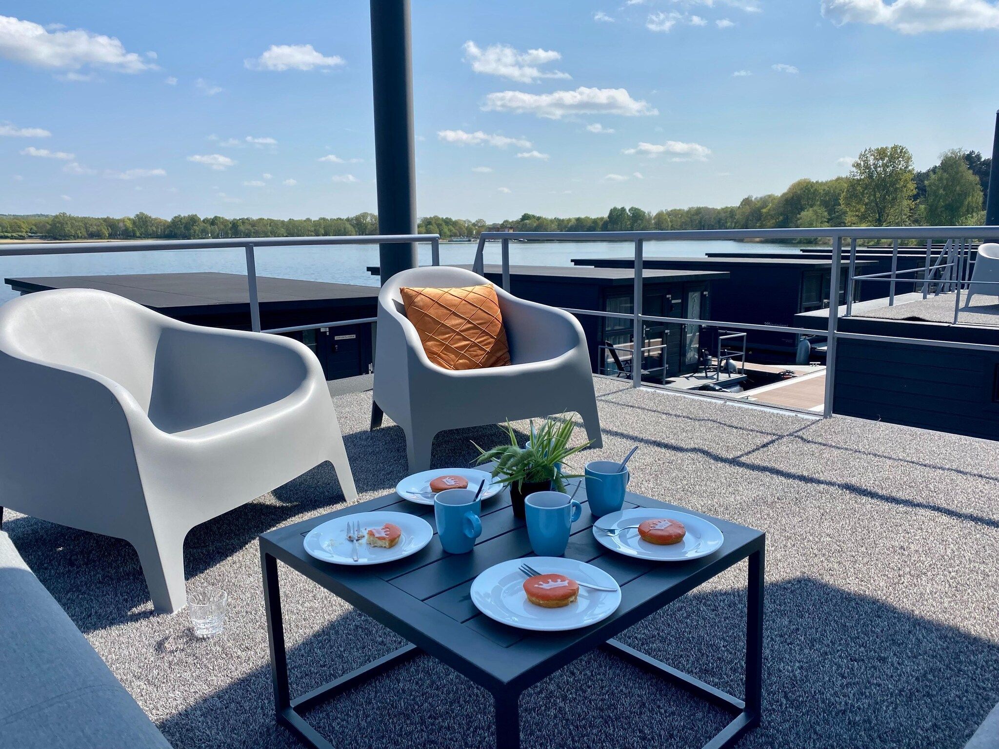 Het terras van Houseboat Marina Mookerplas 2 in Middelaar