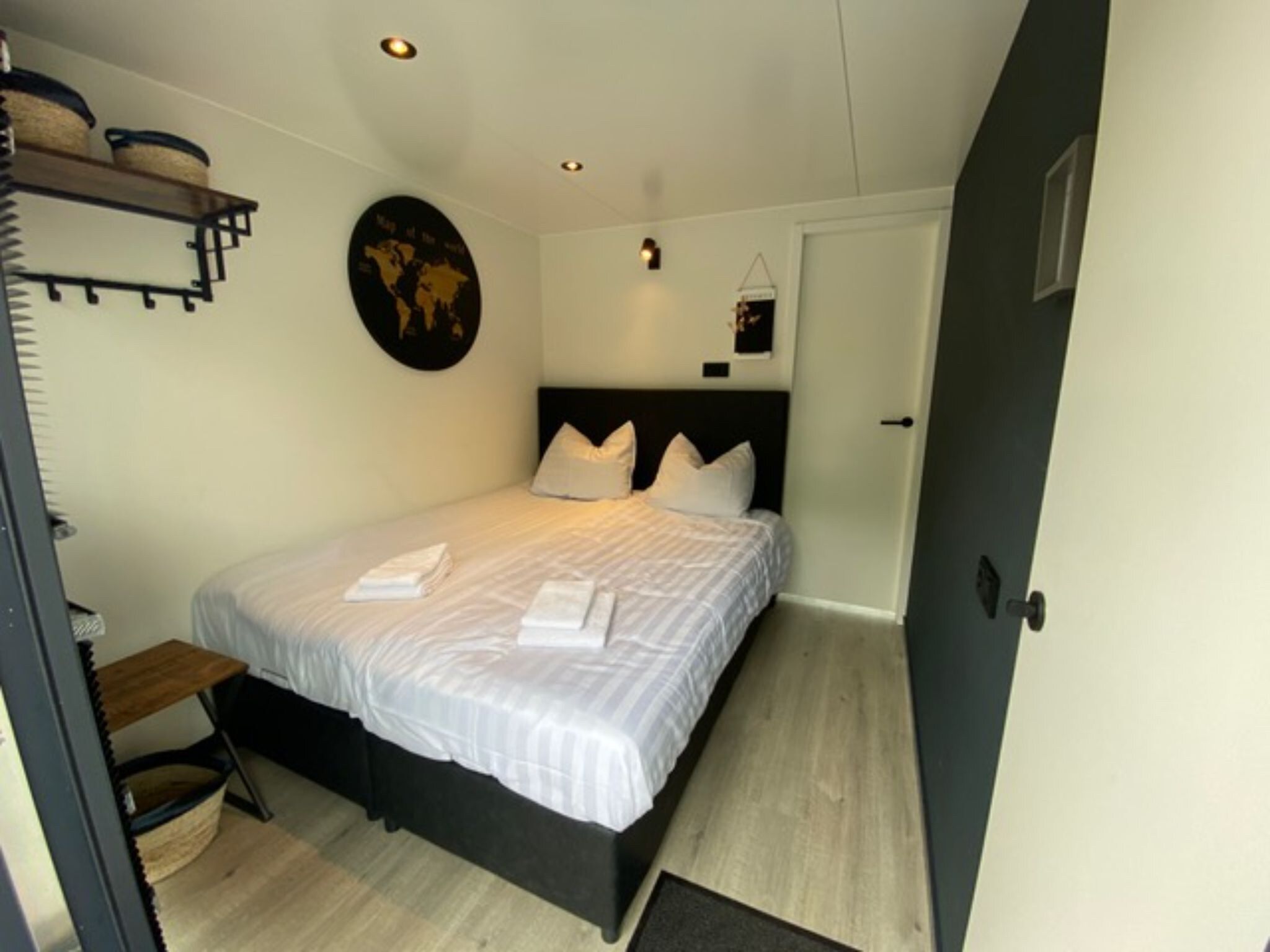 Een slaapkamer van Houseboat Marina Mookerplas 2 in Middelaar