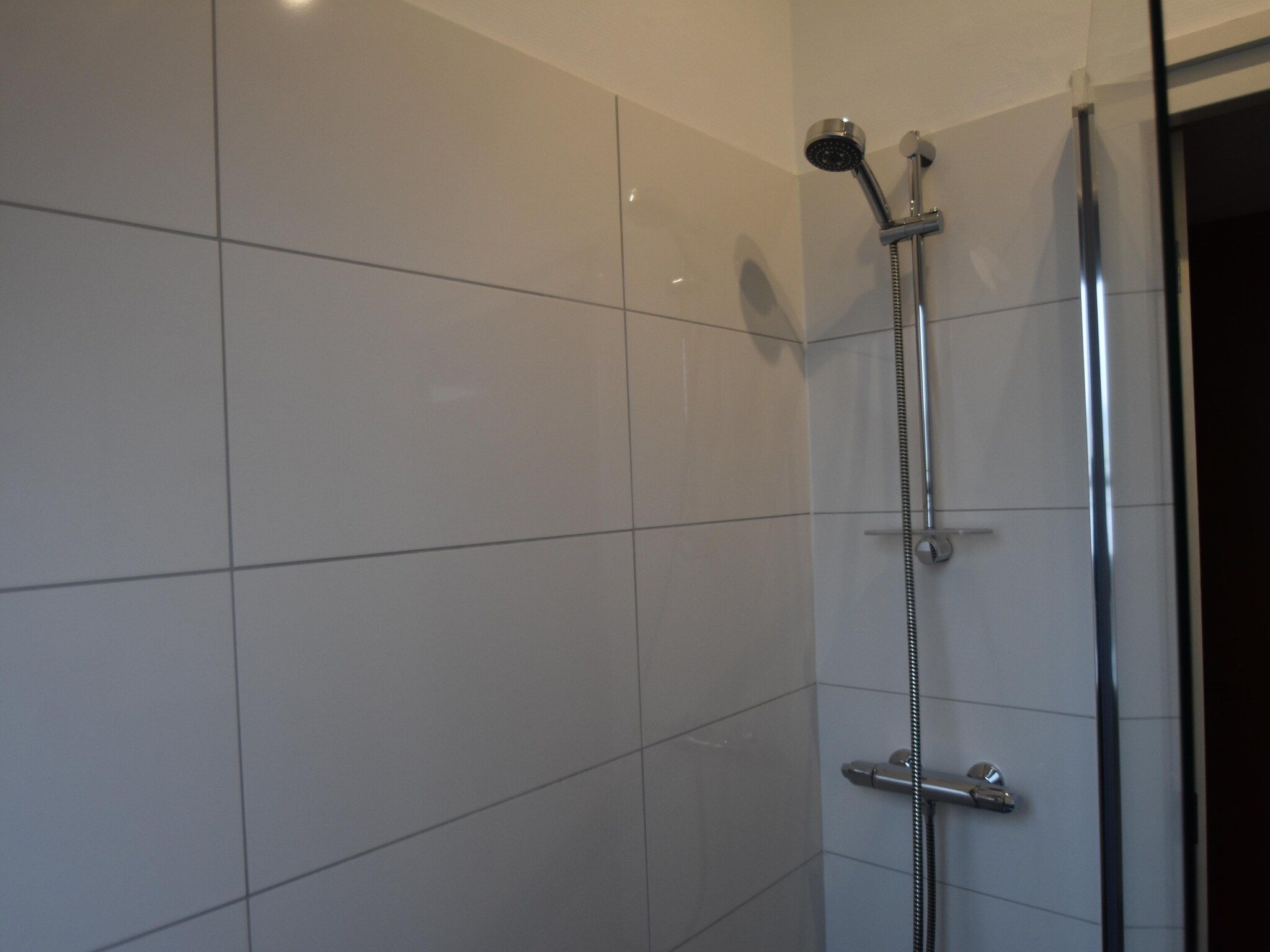 De badkamer van Villa Bosrijk in Zeewolde