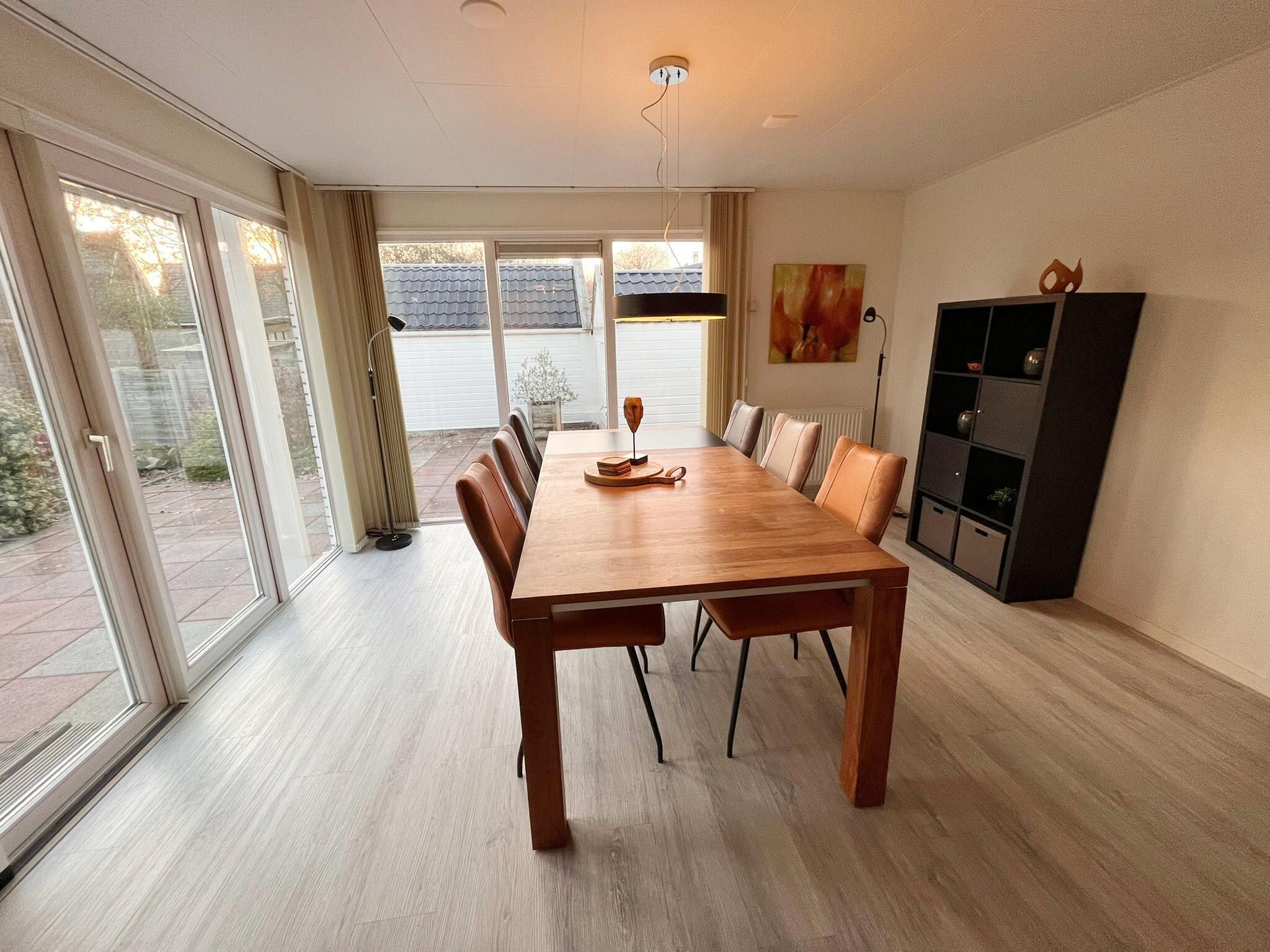 De eetkamer van Fijne bungalow in Makkum in Friesland