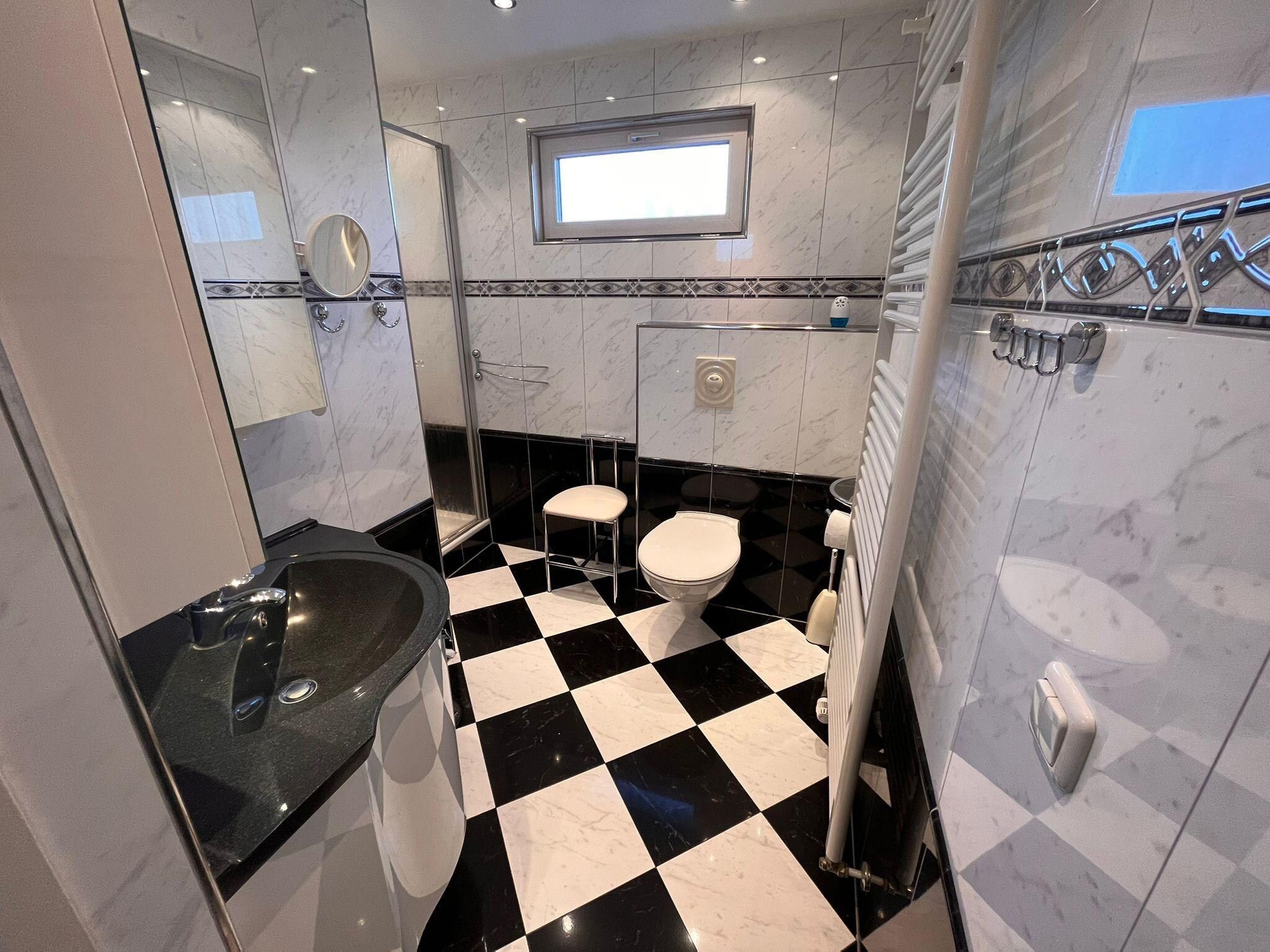 De badkamer van Fijne bungalow in Makkum in Friesland