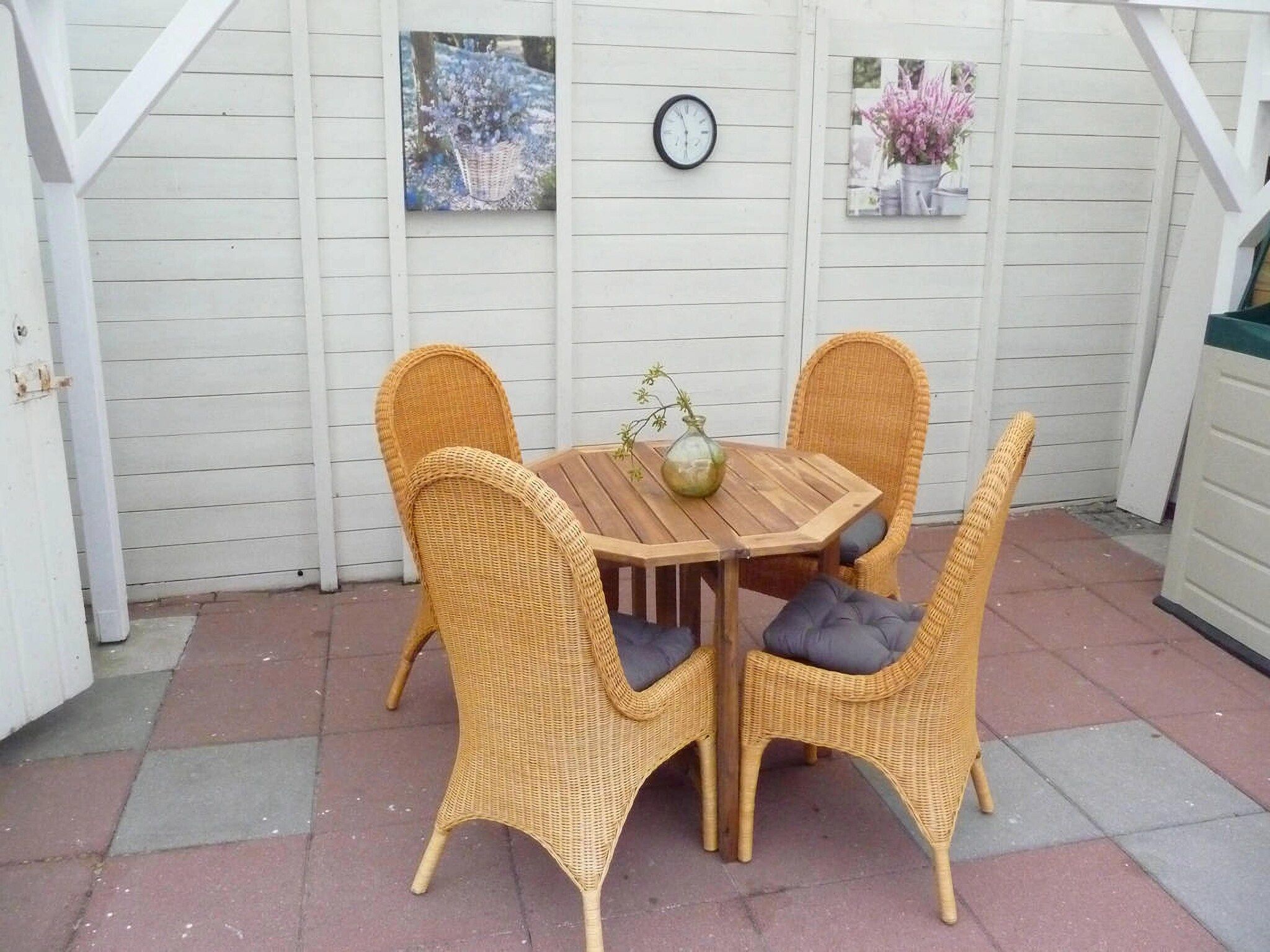 Het terras van Fijne bungalow in Makkum in Friesland