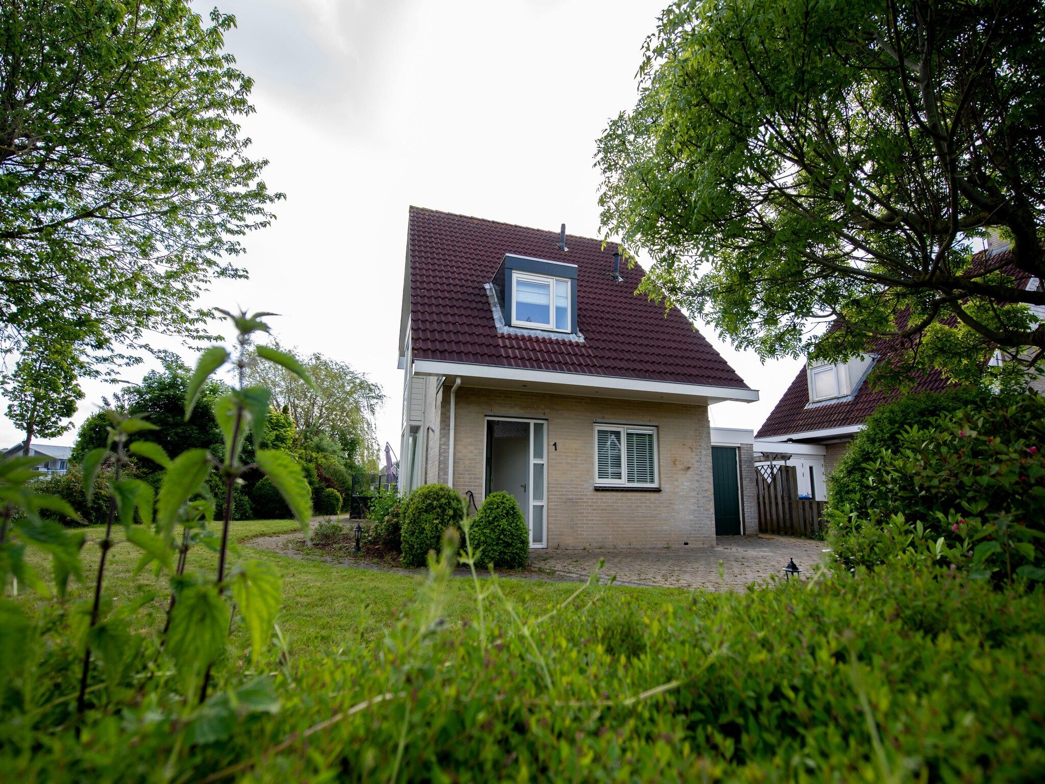 De buitenkant van Villa aan het water in Terherne in Terherne