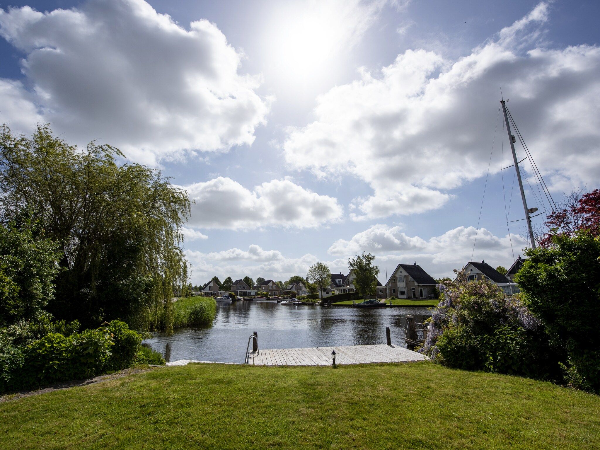 De tuin van Villa aan het water in Terherne in Terherne