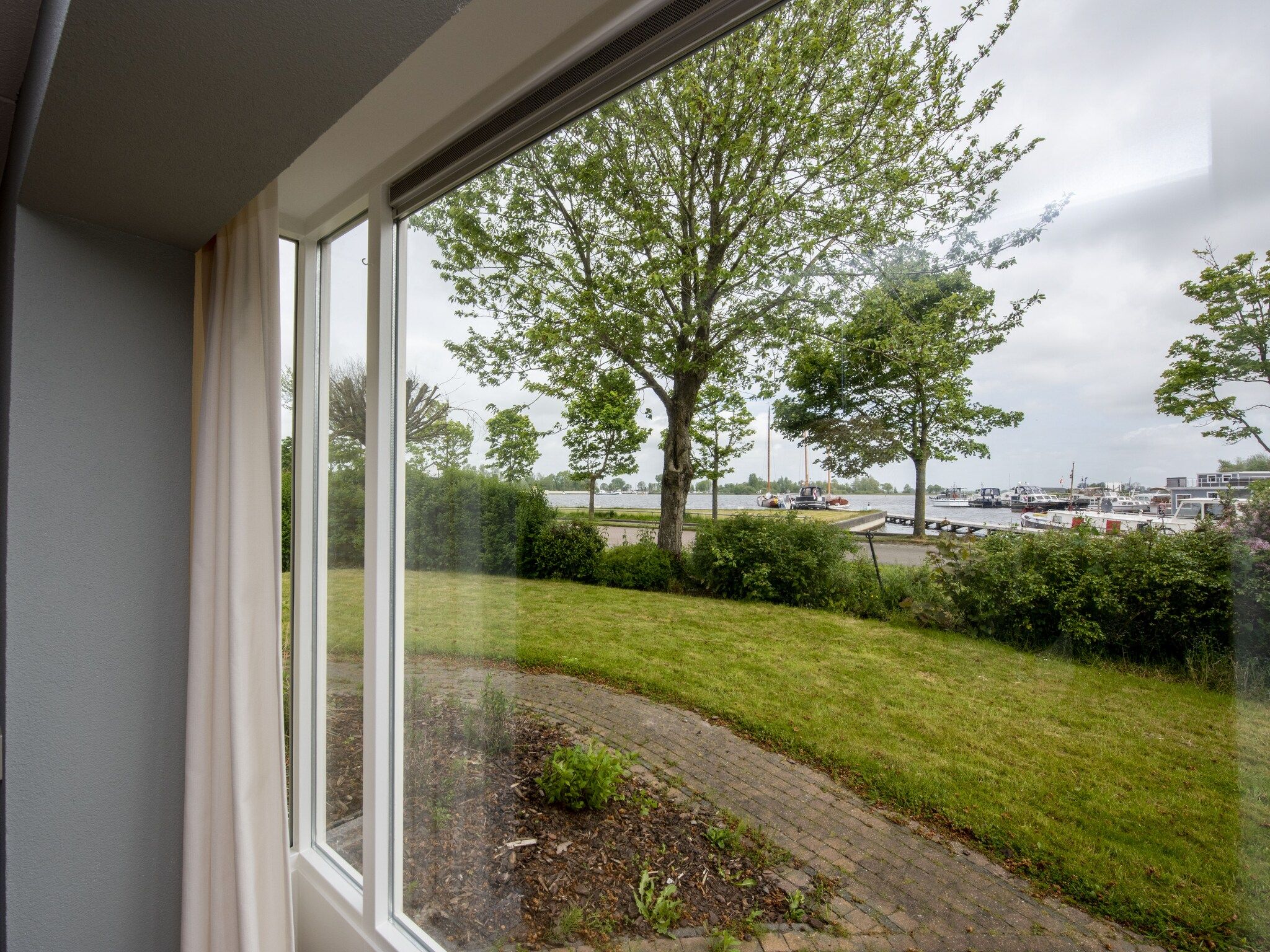 Het uitzicht vanaf Villa aan het water in Terherne in Terherne