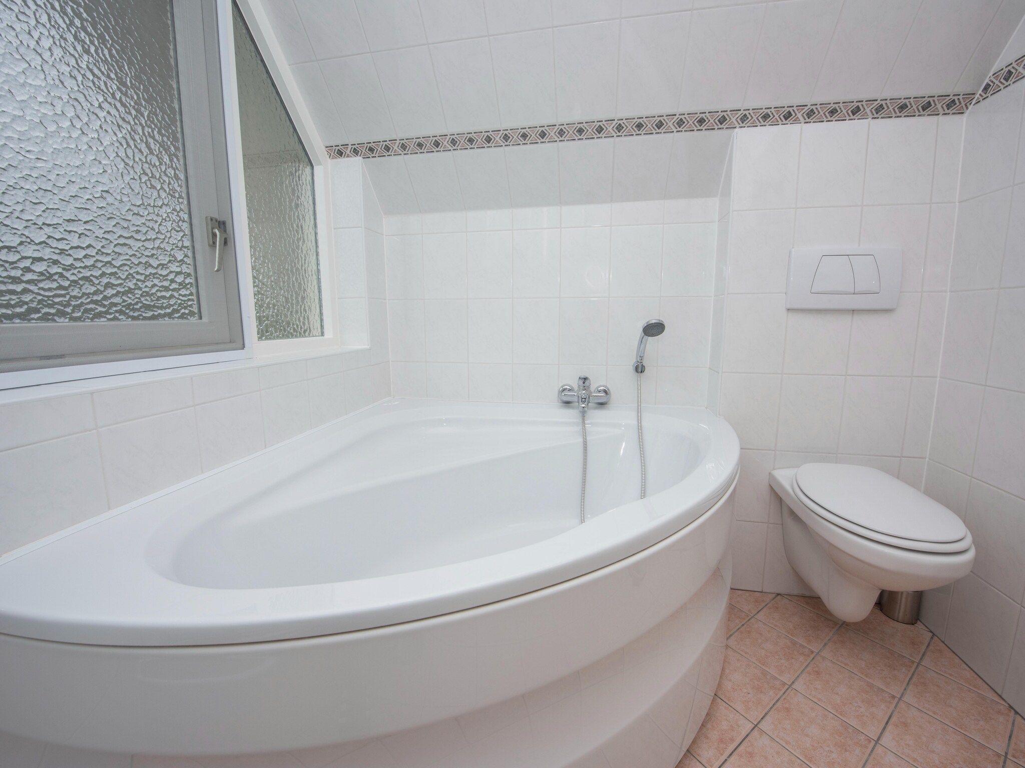 De badkamer van Villa aan het water in Terherne in Terherne