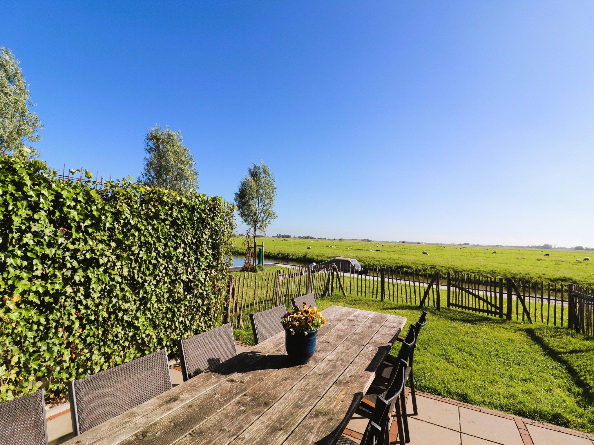 De tuin van 20 persoons villa in Leons