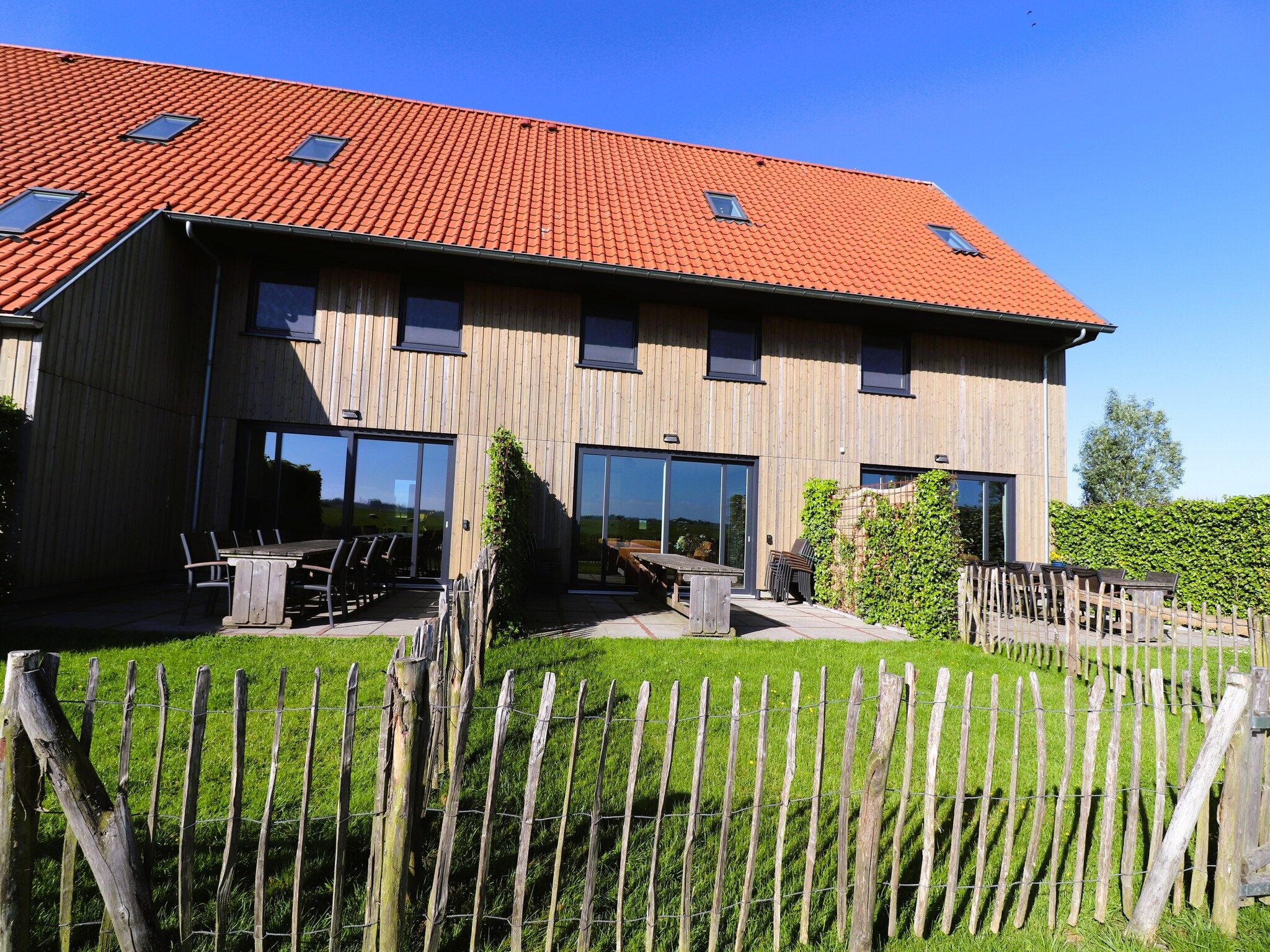 De buitenkant van 20 persoons villa in Leons