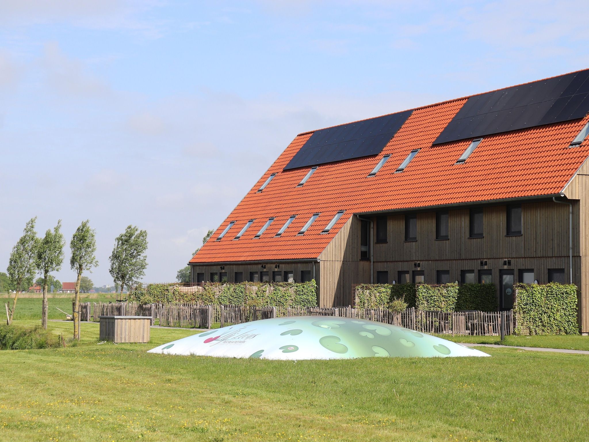 De buitenkant van 20 persoons villa in Leons