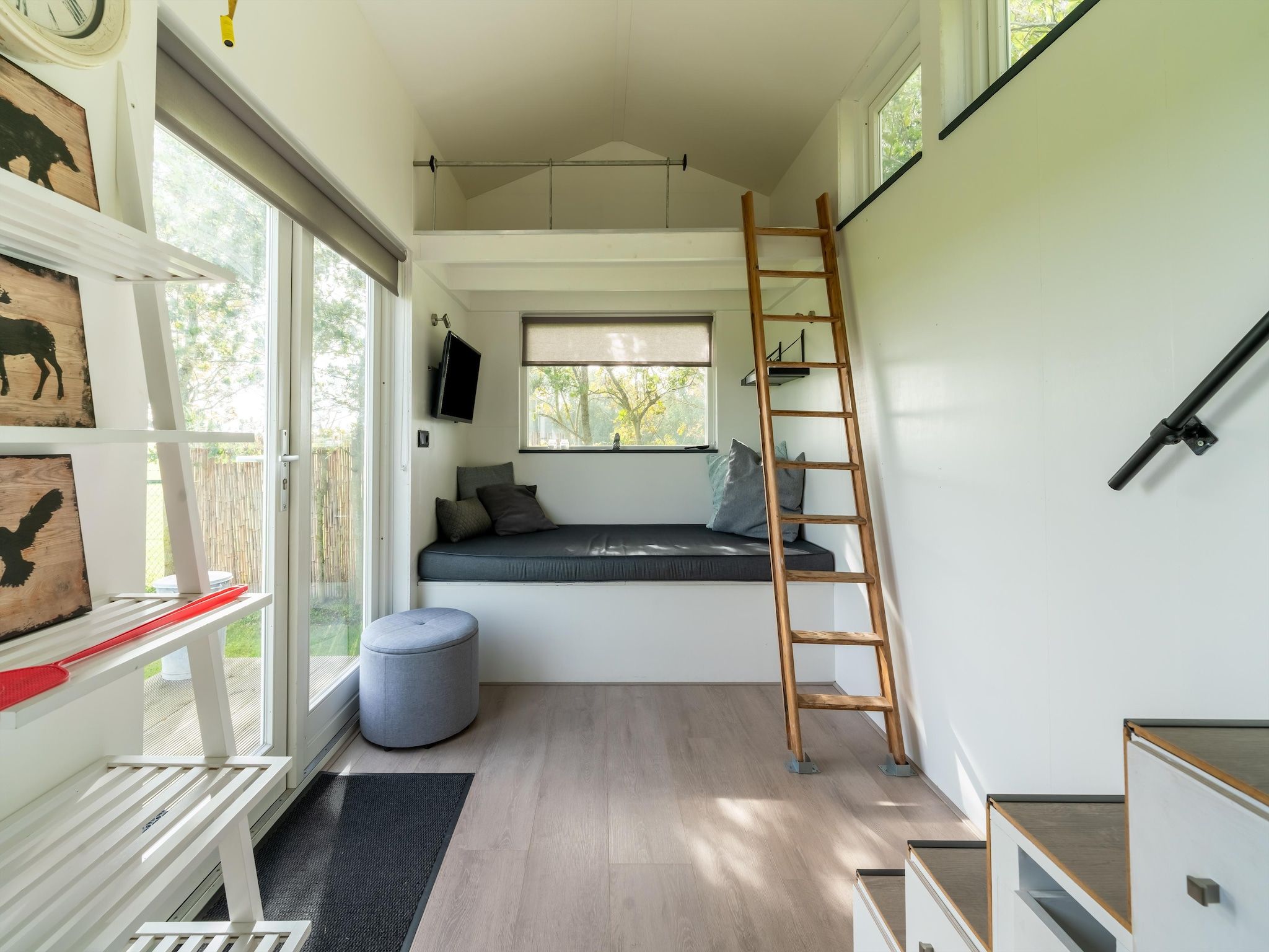 De woonkamer van Tiny House in Burgerbrug
