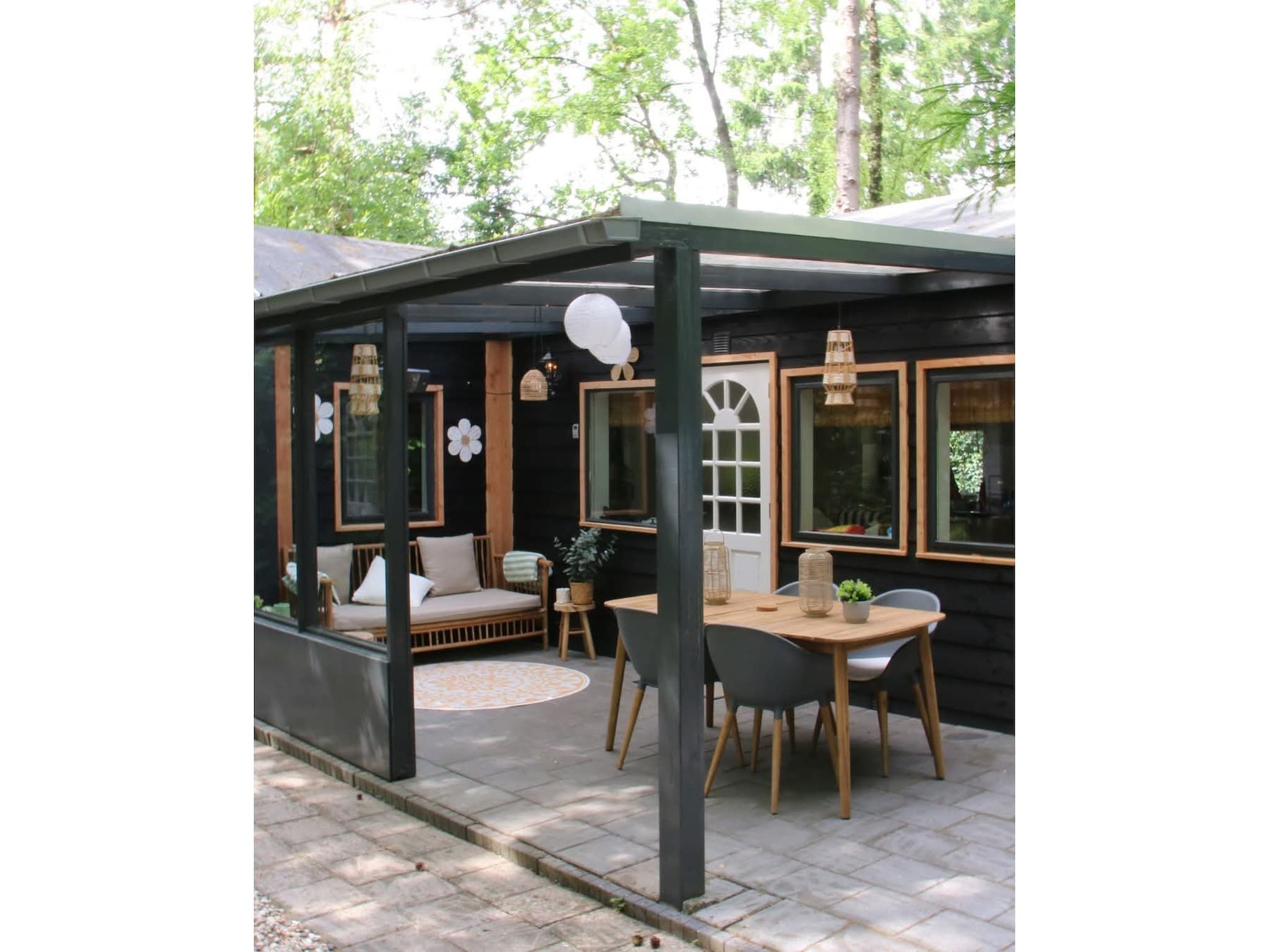 Het terras van Boshuisje Joy in Gelderland