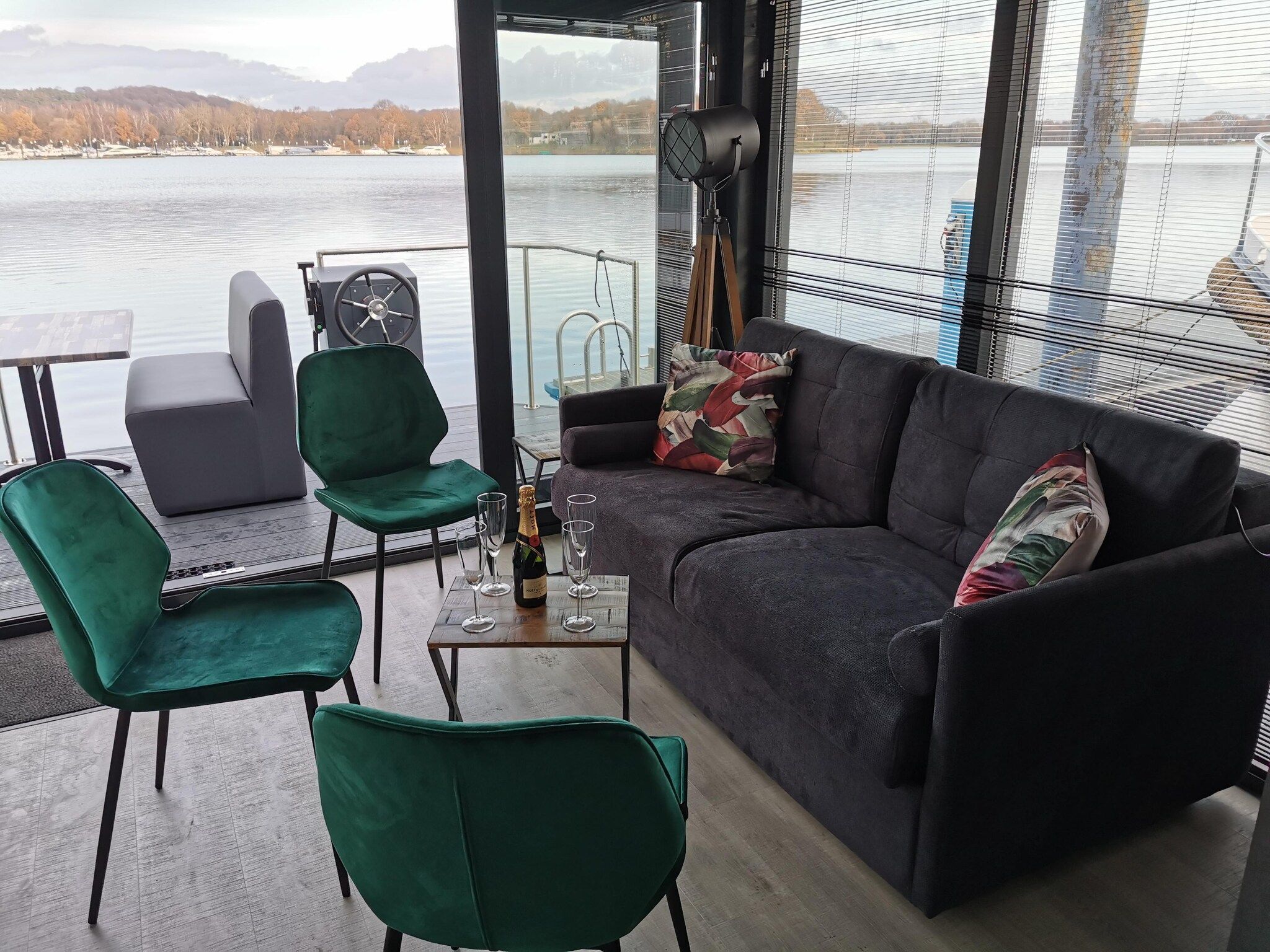 De woonkamer van Houseboat Marina Mookerplas 1 in Middelaar