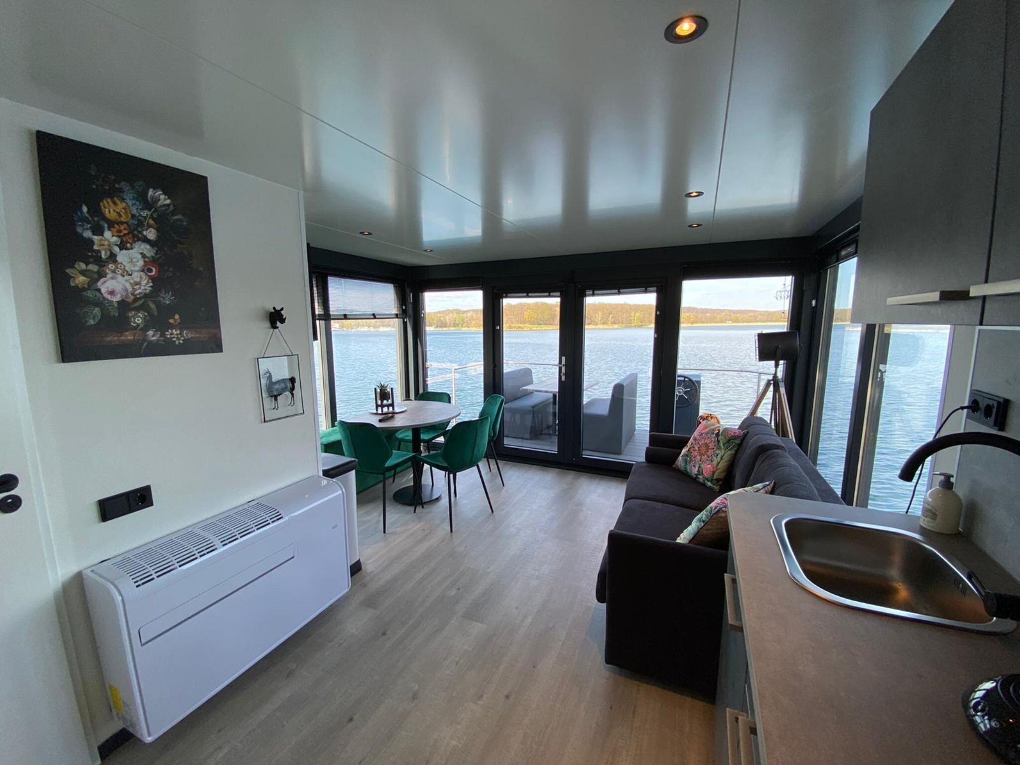 De keuken van Houseboat Marina Mookerplas 1 in Middelaar