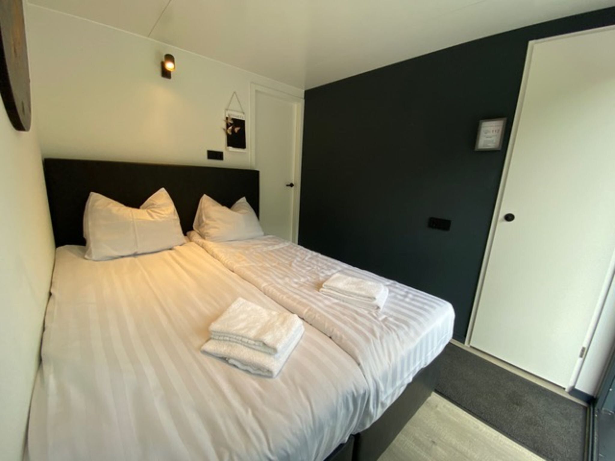 Een slaapkamer van Houseboat Marina Mookerplas 1 in Middelaar