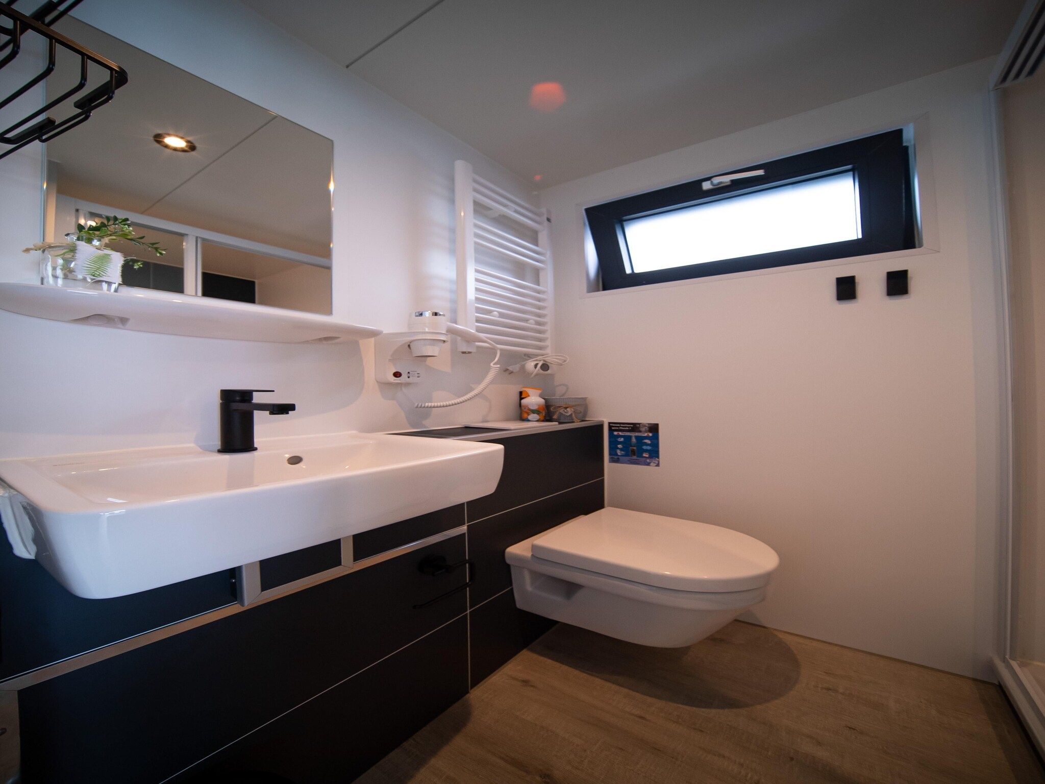 De badkamer van Houseboat Marina Mookerplas 1 in Middelaar