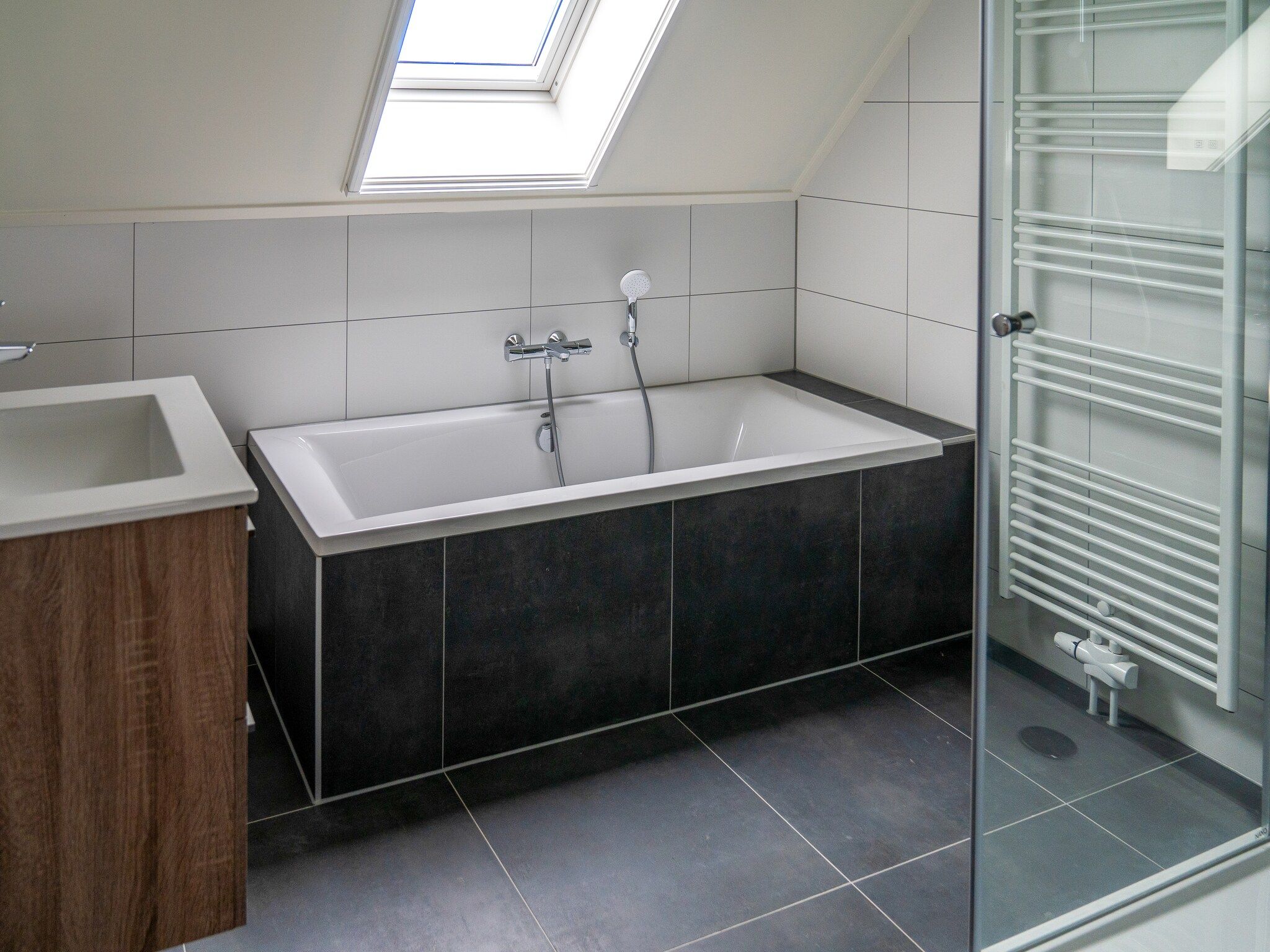 De badkamer van Friese Villa in Leons in Leons