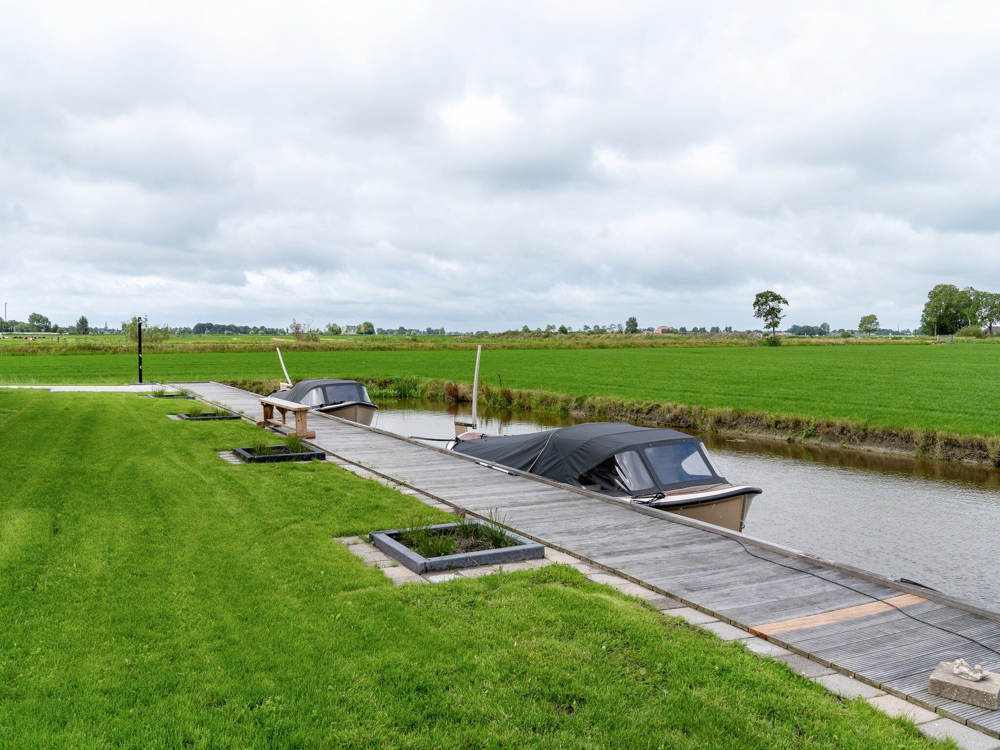 De tuin van 20 persoons villa in Leons