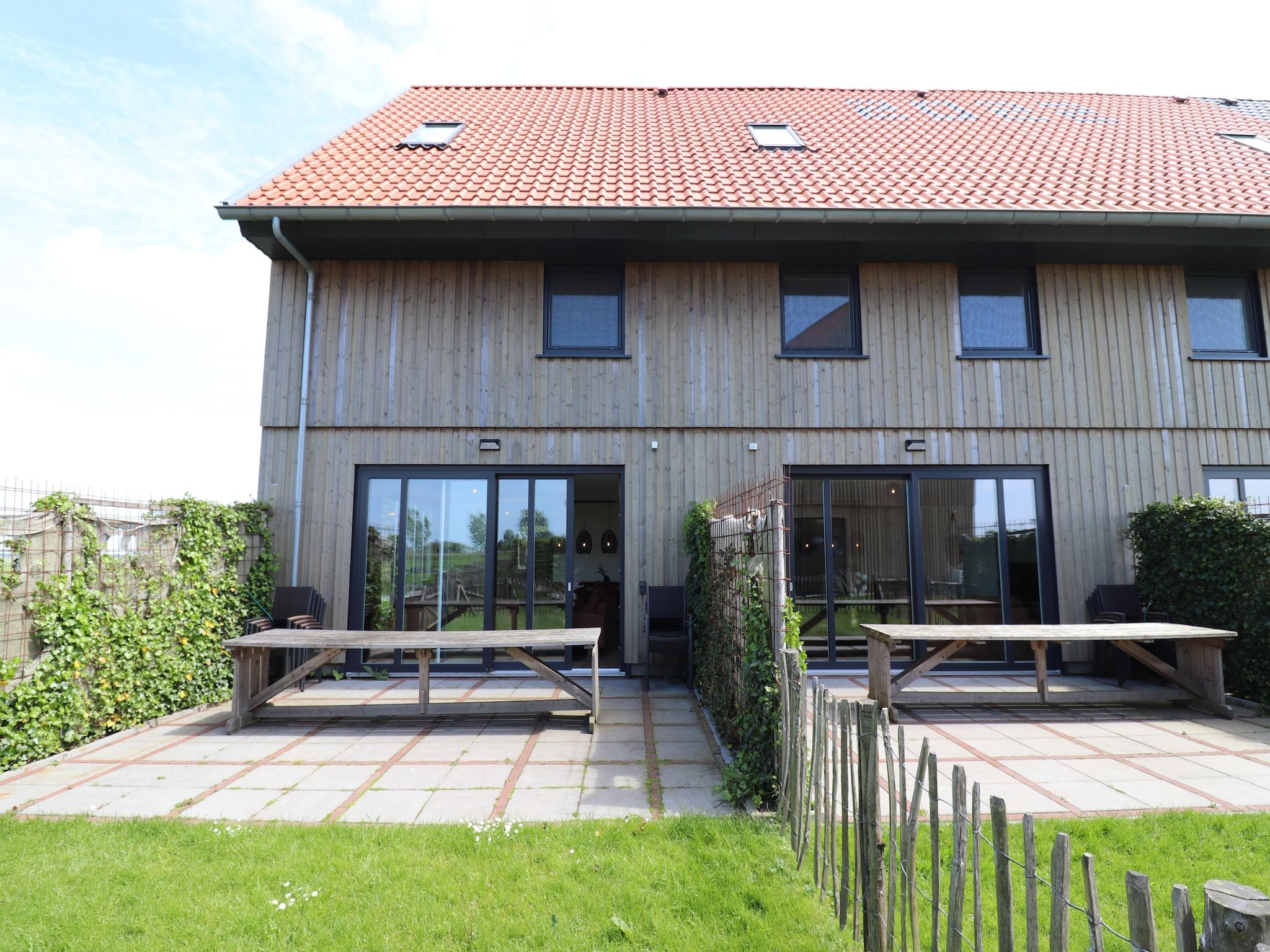 De buitenkant van 20 persoons villa in Leons