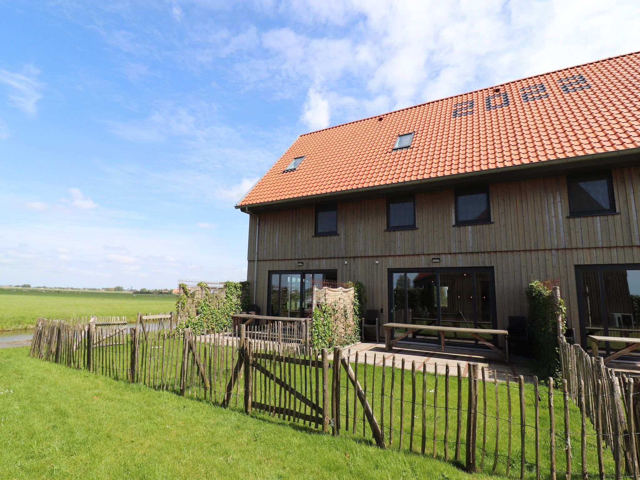 De buitenkant van 20 persoons villa in Leons
