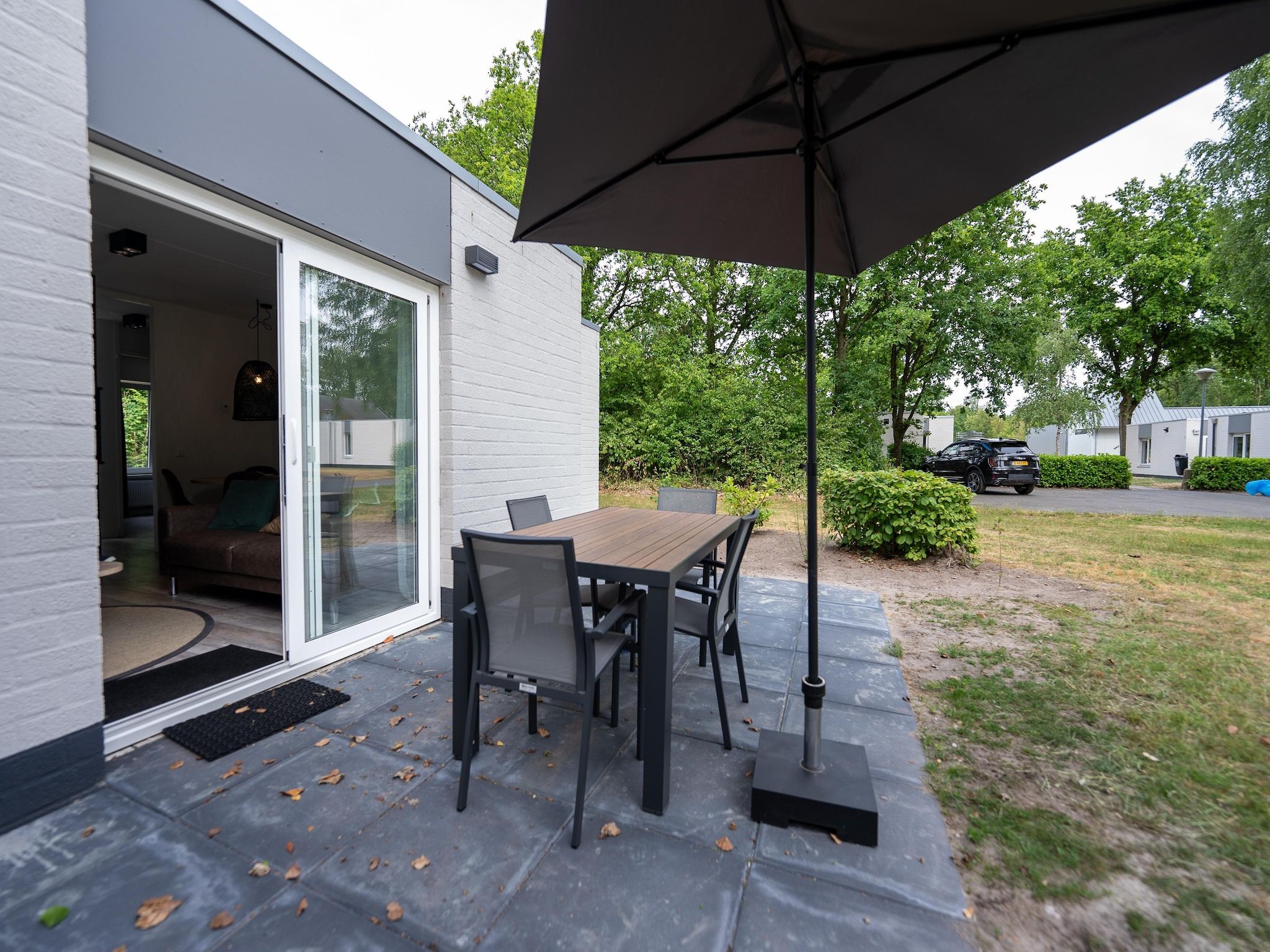 Het terras van Vakantiepark Hunzedal 18 in Borger
