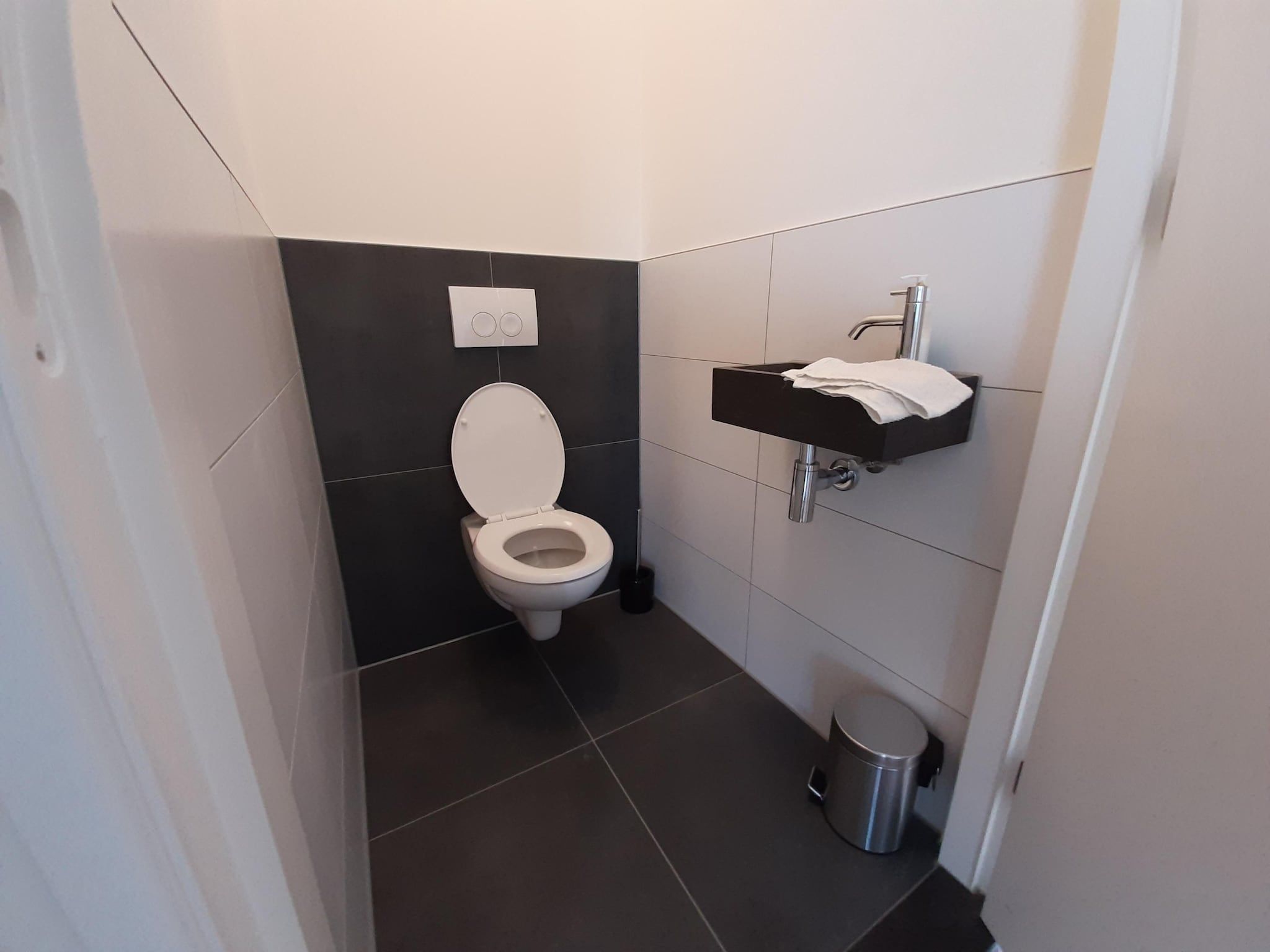De badkamer van combinatie van 2x 10 persoons woning in Leons