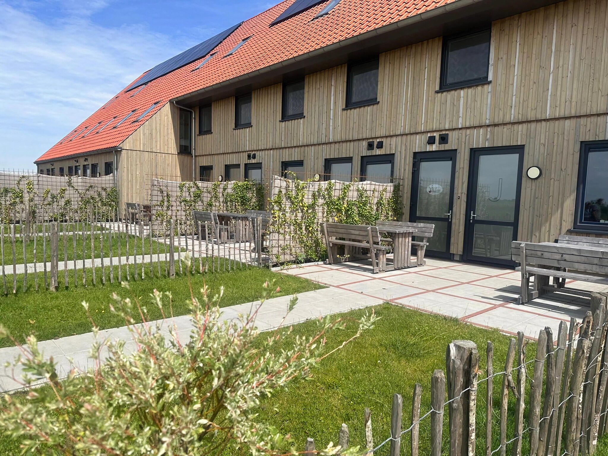 De buitenkant van combinatie van 2x 10 persoons woning in Leons