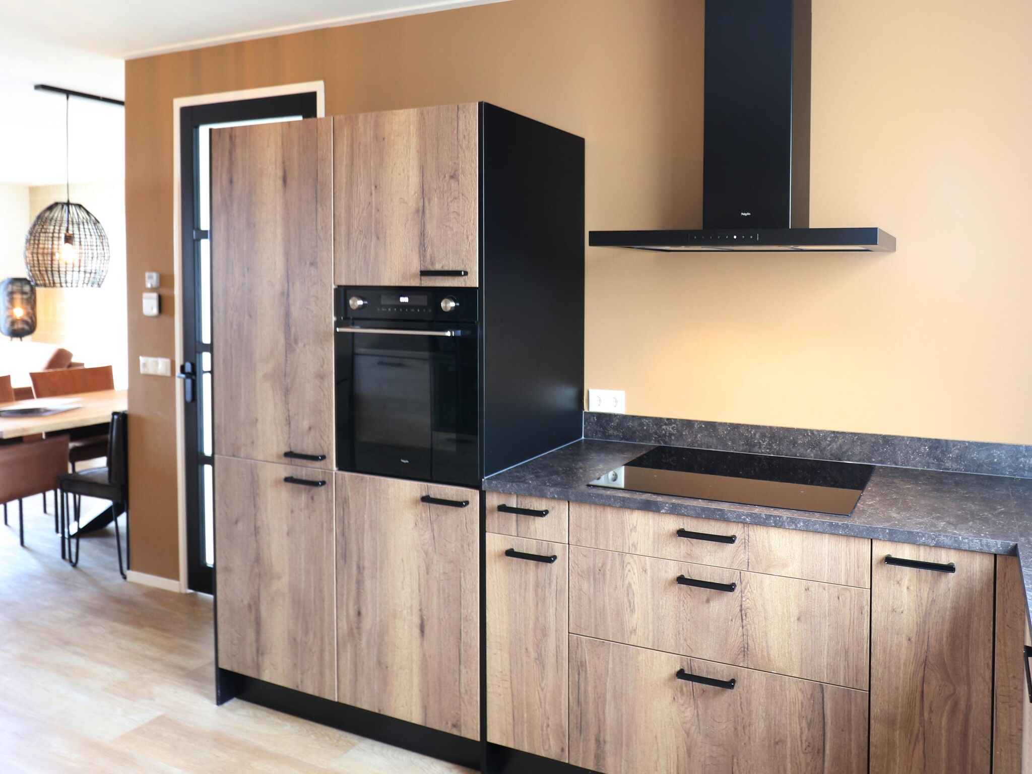 De keuken van combinatie van 2x 10 persoons woning in Leons