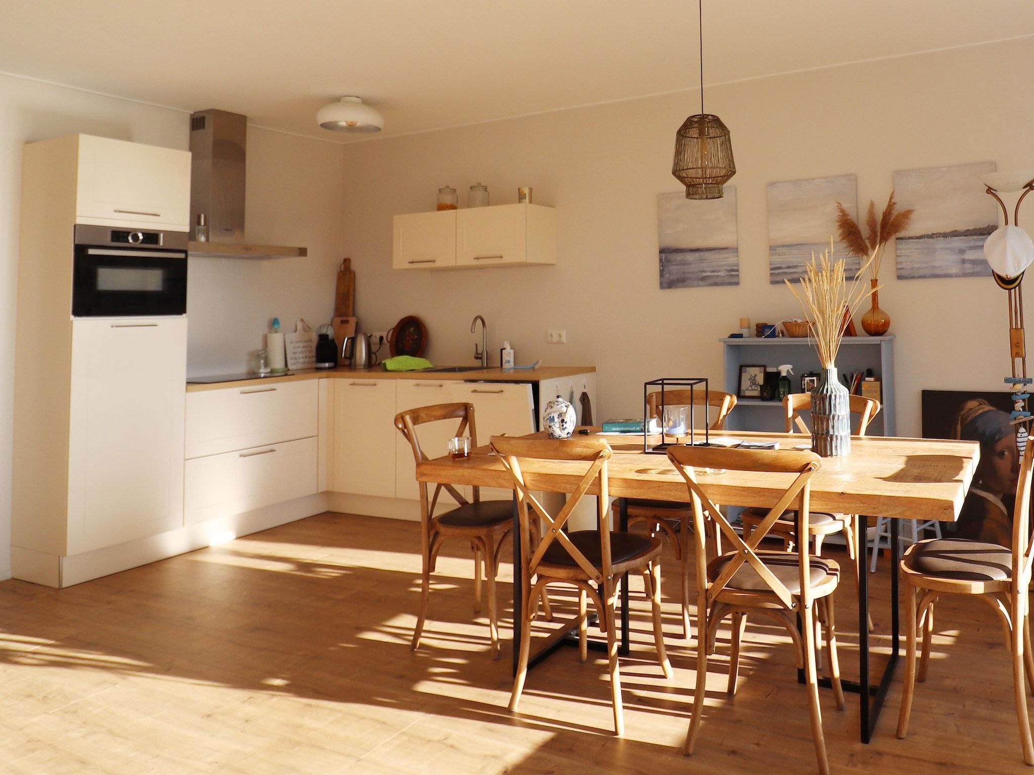 De eetkamer van Appartement aan het meer in Heeg in Heeg